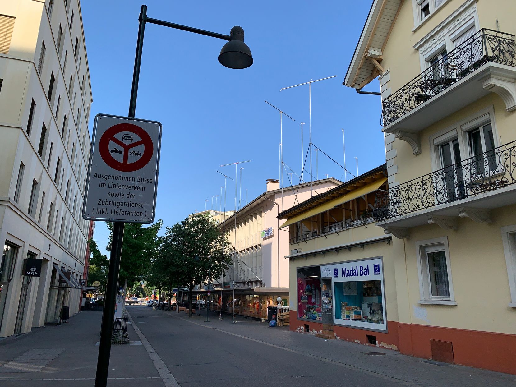 Gerichtsstrasse und Webernstrasse vor der Post, hinten der Migros Illuster, Aufnahme vom 18.7.2023.
