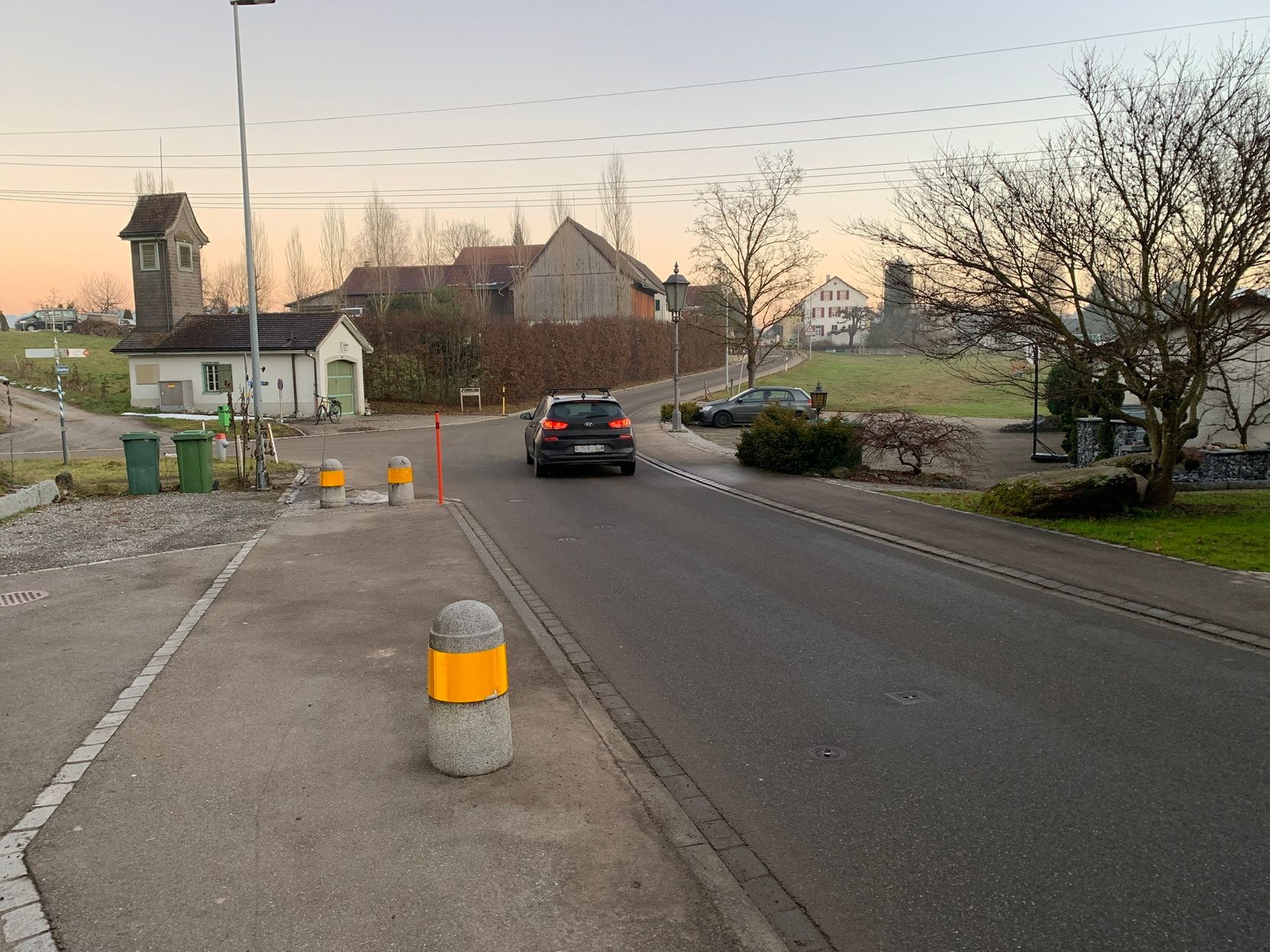 Eine Strasse mit Pollern an der Seite.