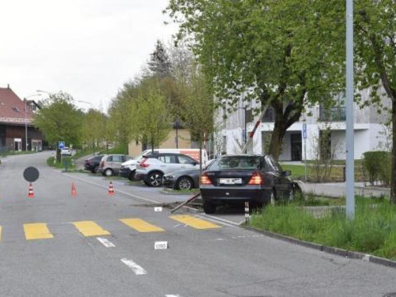 Bei einem Selbstunfall in Volketswil sind alle vier Insassen teils schwer verletzt worden.