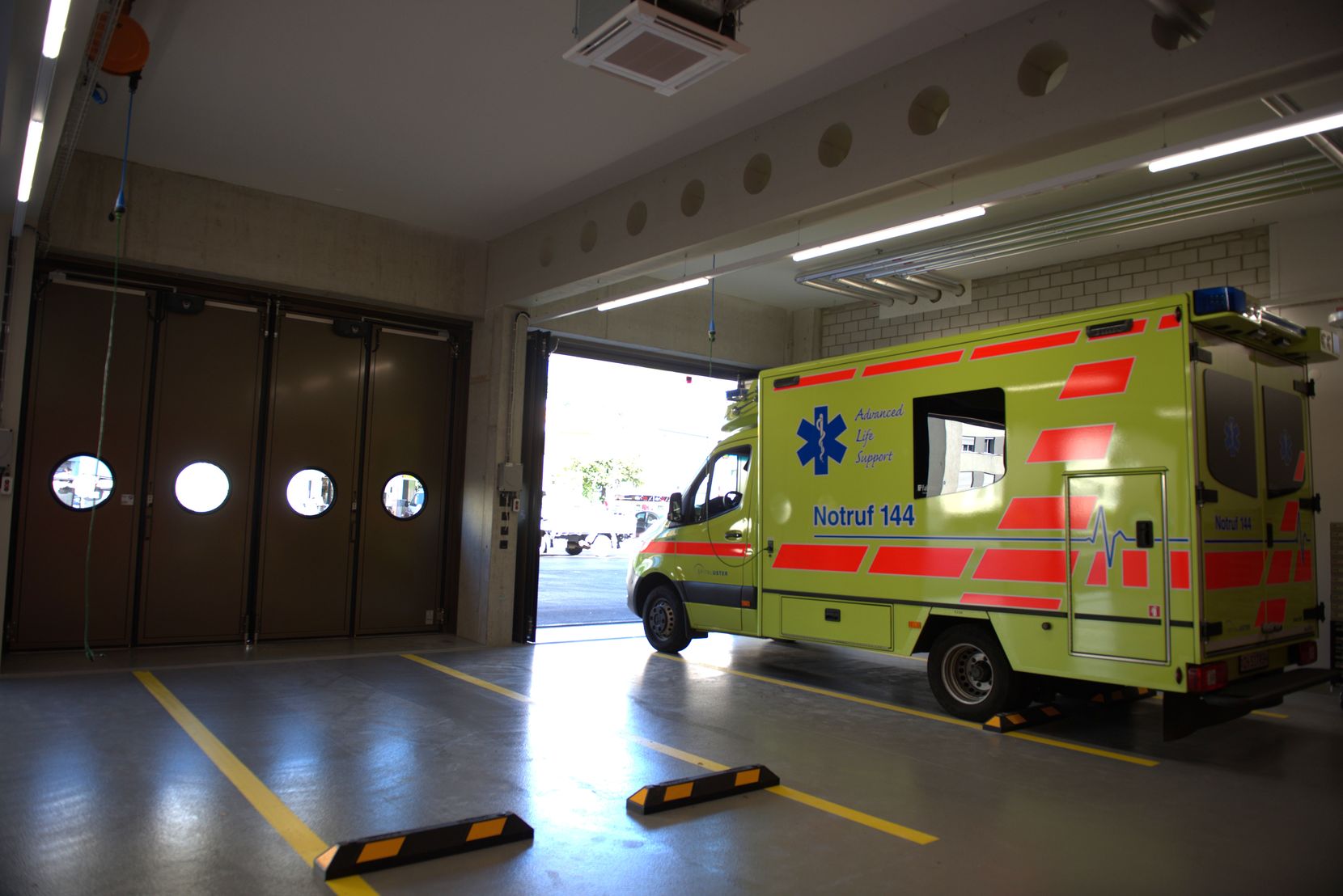 Ein Krankenwagen steht im Spital.