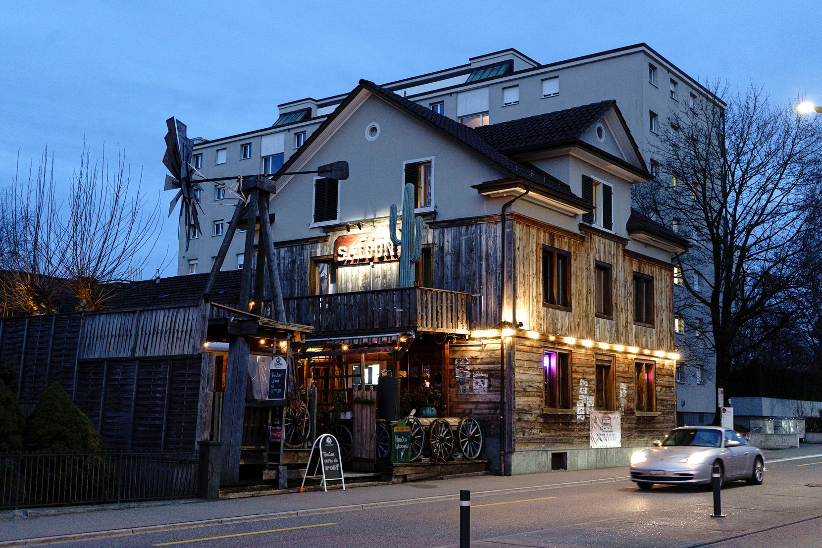 Haus im Saloon-Stil mit viel Holz in der Abenddämmerung. 