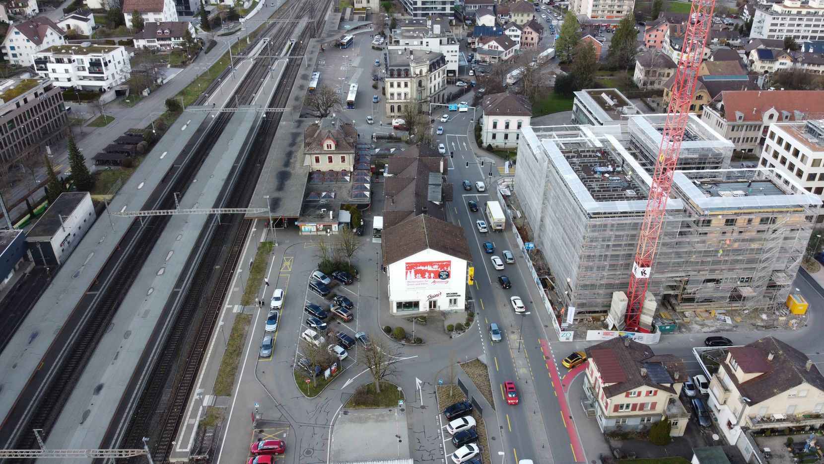 Man sieht eine Luftaufnahme des Bahnhofs Wetzikon.