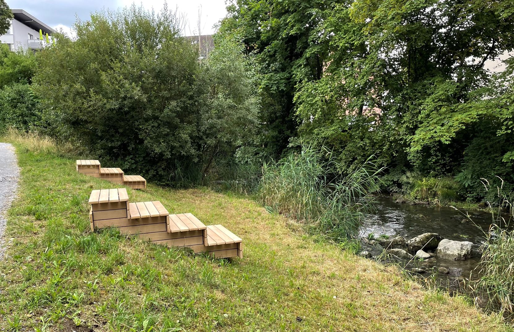 Mit Treppen und Holzmöblierungen werden die Gewässer der Stadt Wetzikon der Bevölkerung zugänglich gemacht.