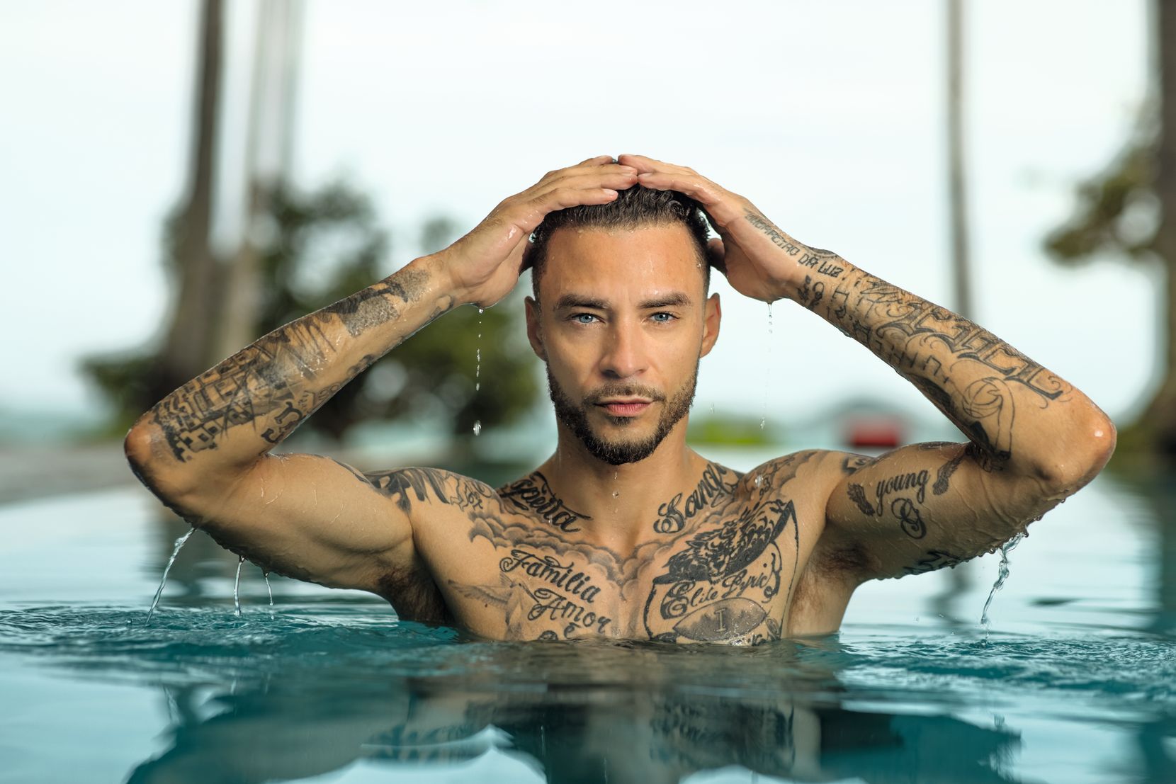 Der neue Bachelor Fabrizio Behrens sieht aus, wie Bachelors so aussehen: Tattoos, Muskeln, Dreitagebart.