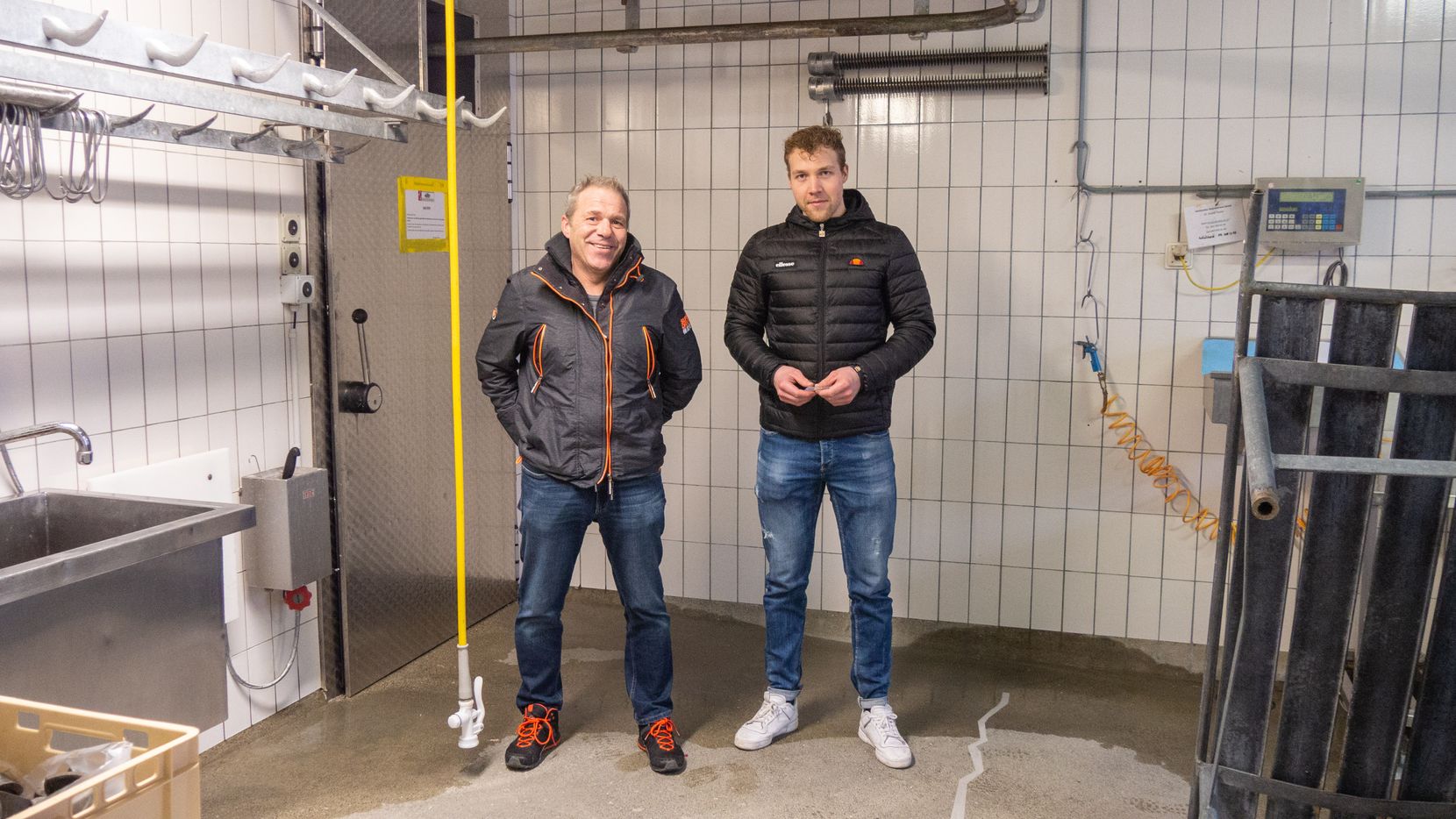 Vater und Sohn: Hansruedi und Mirco Jucker stehen nebeneinander im Kühlraum ihrer Metzgerei.