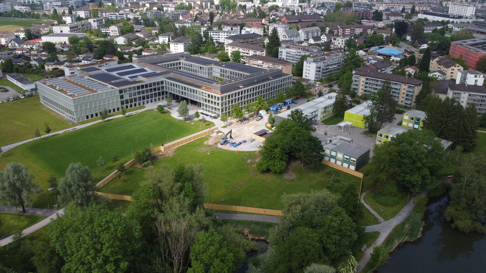 Luftaufnahme der Kantonsschule Uster mit den Containerbauten. 