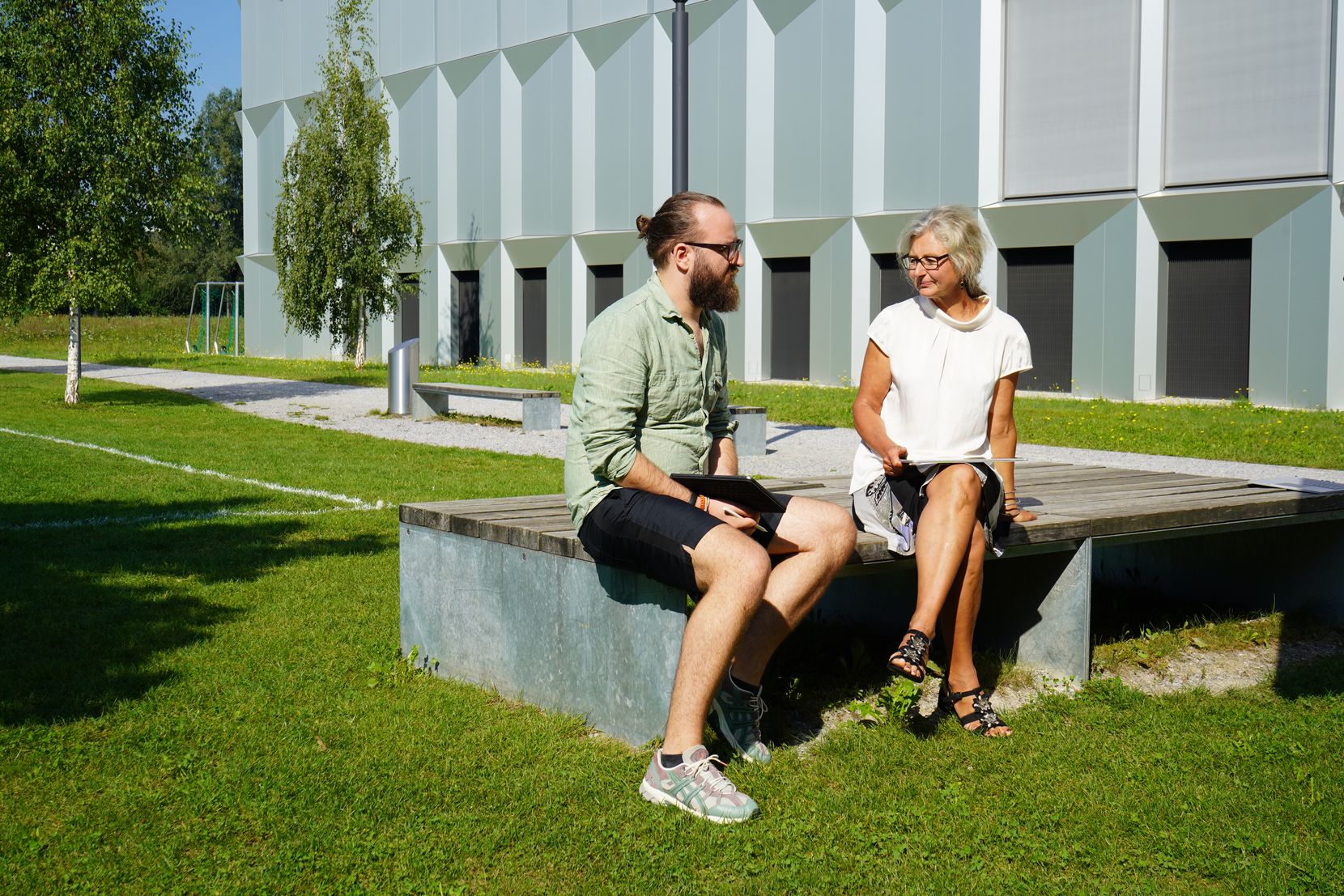 Barbara Thalmann und Erik Hasselberg unterhalten sich im Hof des Bildungszentrums.