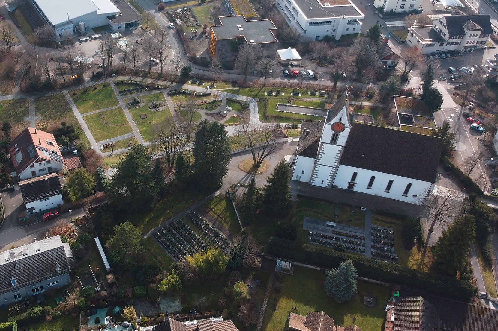 Das Egger Friedhofsareal und die reformierte Kirche von oben, bei schönem Winterwetter.