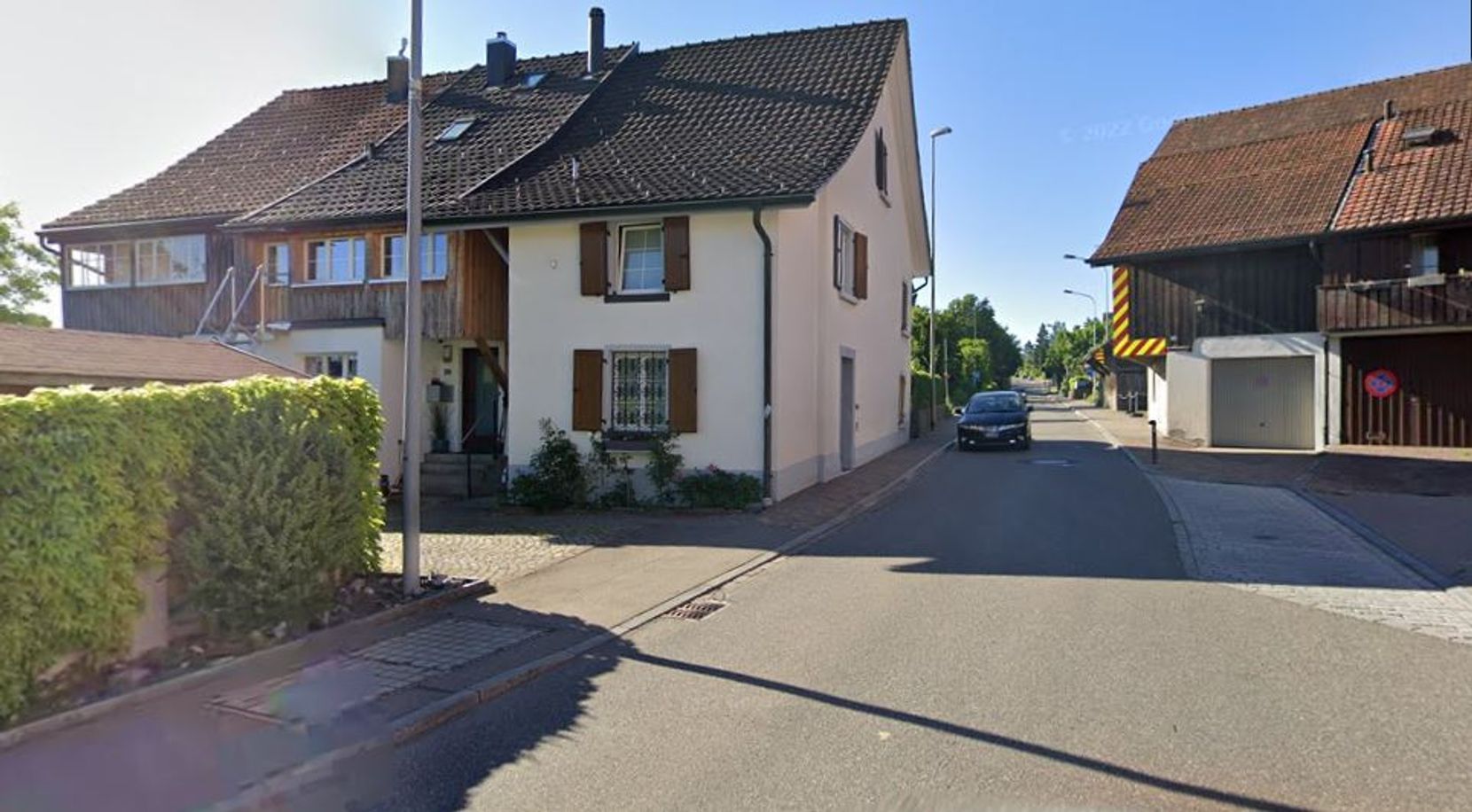 Bild einer engen Strasse zwischen zwei Häusern.