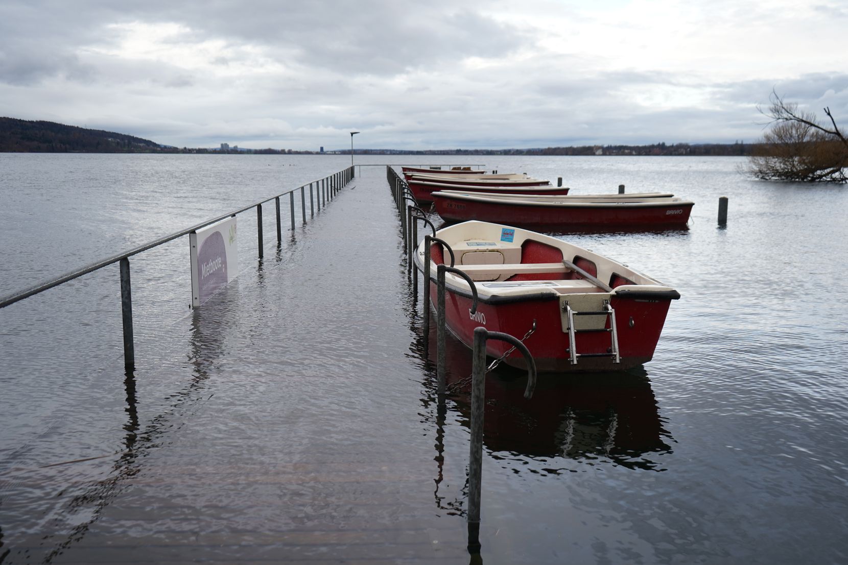 Der Greifensee hat die Hochwassergrenze erreicht: In Maur steht bereits der Schiffsteg unter Wasser.