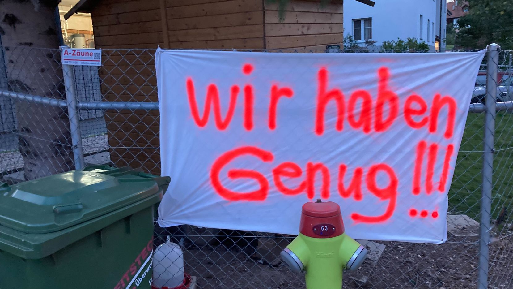 Selbstgebastelte Transparente protestieren gegen den Schleichverkehr an der Eggstrasse in Maur.