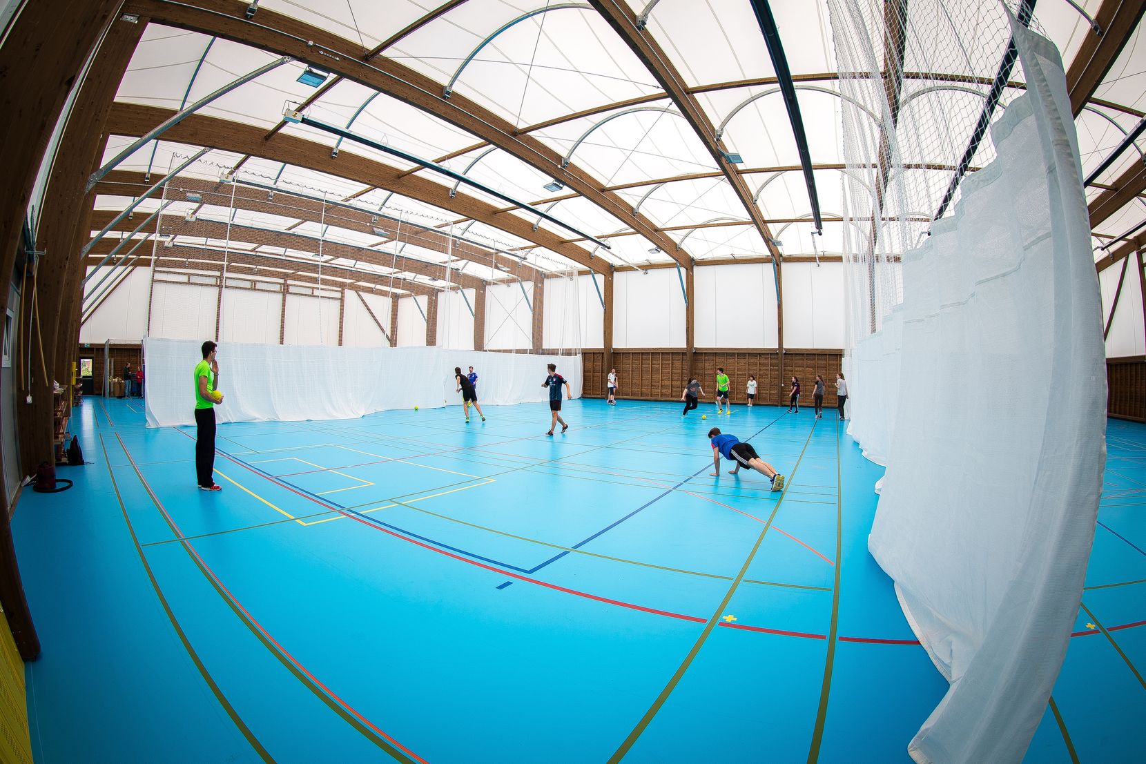 Schüler betätigen sich sportlich in der Dreifachturnhalle Buchholz in Uster.