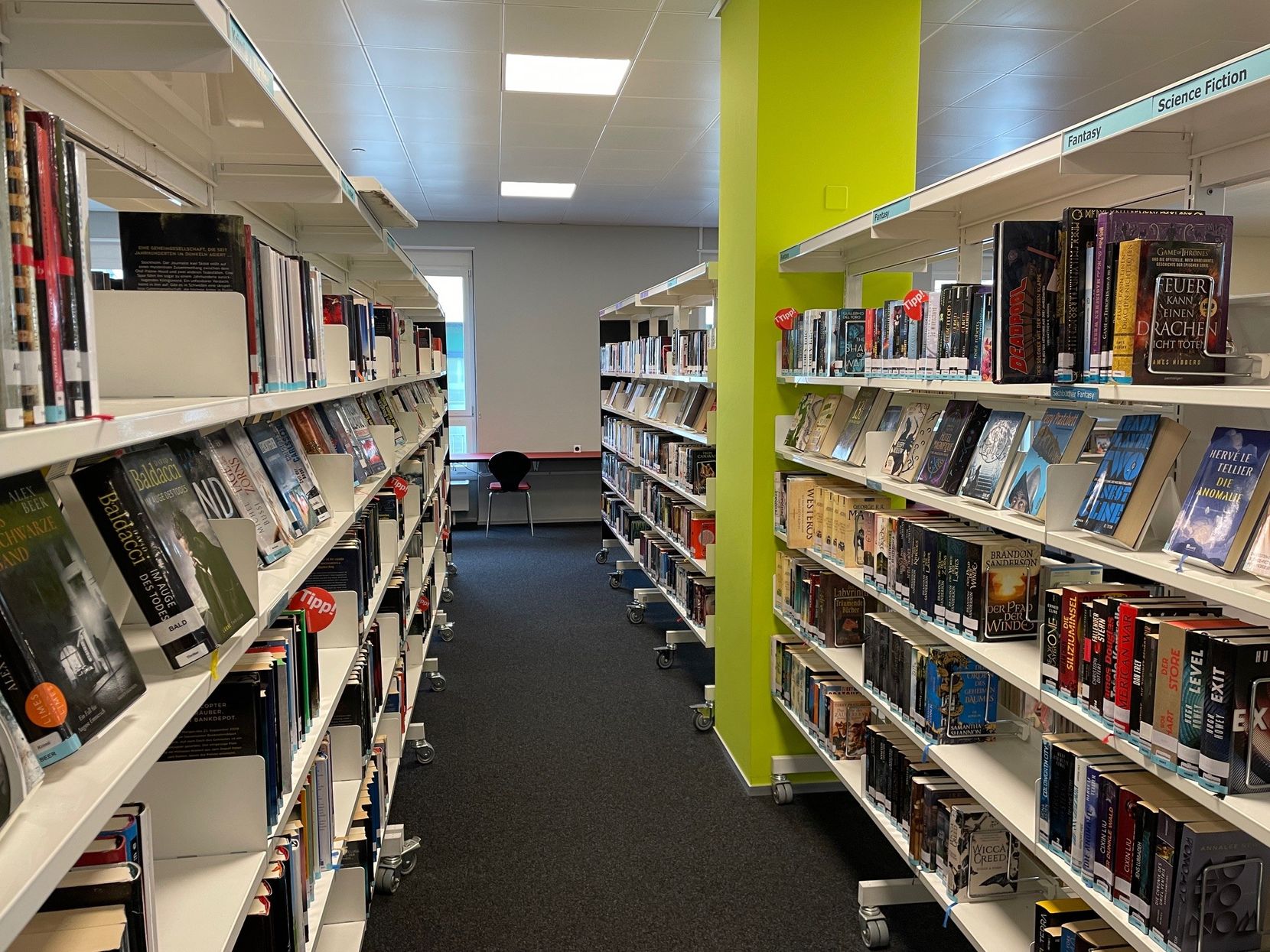 Man sieht zwei Bücherregale in der Stadtbibliothek in Uster.
