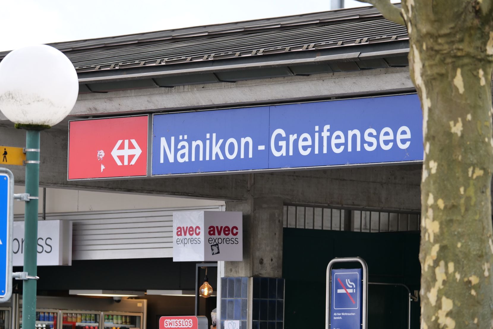 Ein blaues Schild am Bahnhof mit der Aufschrift «Nänikon-Greifensee».