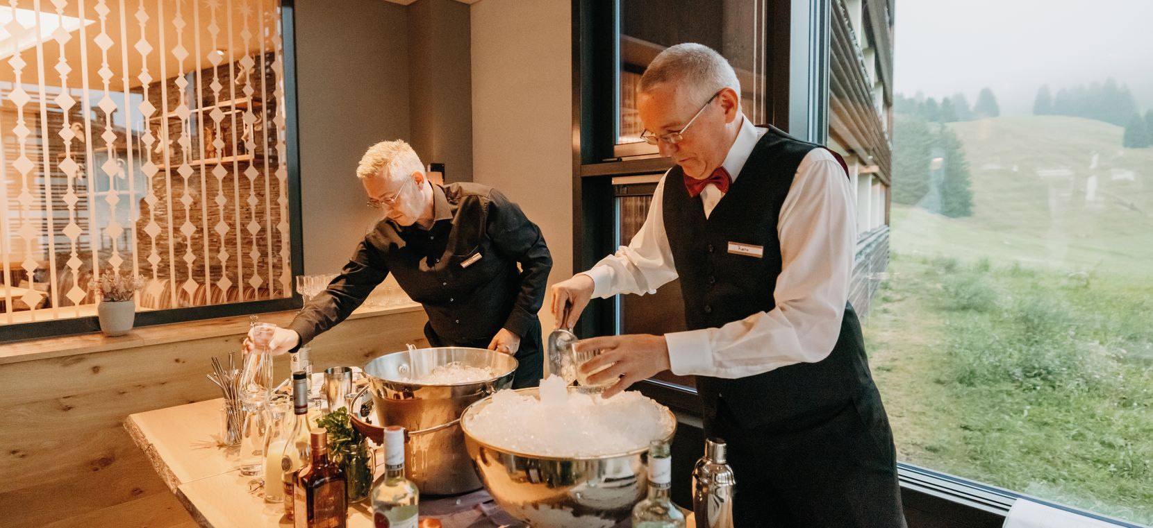 Die Firmengründer M. Ackermann (links) und R. Heygel als Barkeeper.