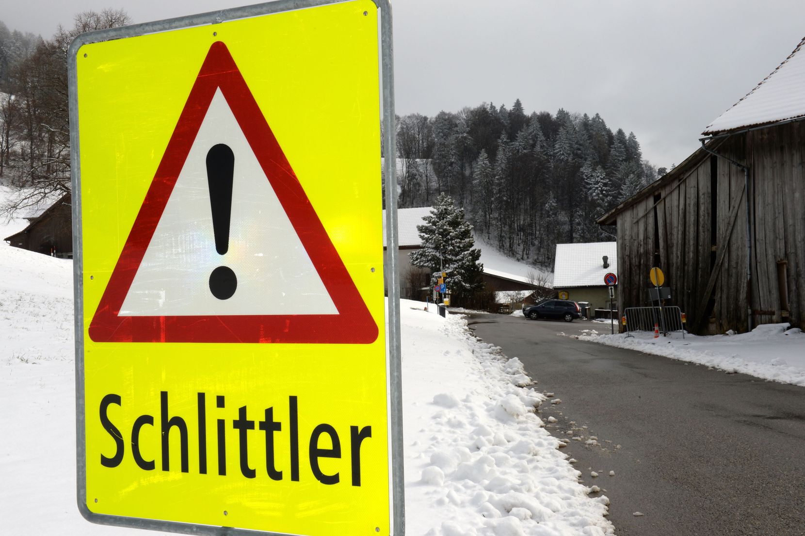 Ein Warnschild mit der Aufschrift «Schlittler».
