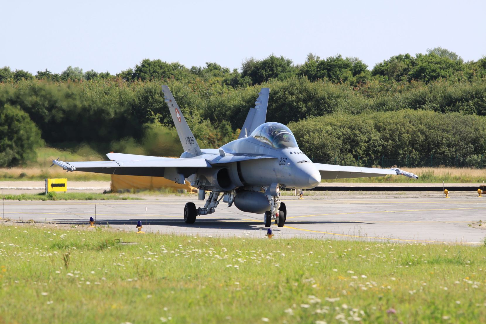 Schweizer Luftwaffe, Hornet F/A-18 trainieren mit scharfen Lenkwaffen in Wittmund Deutschland