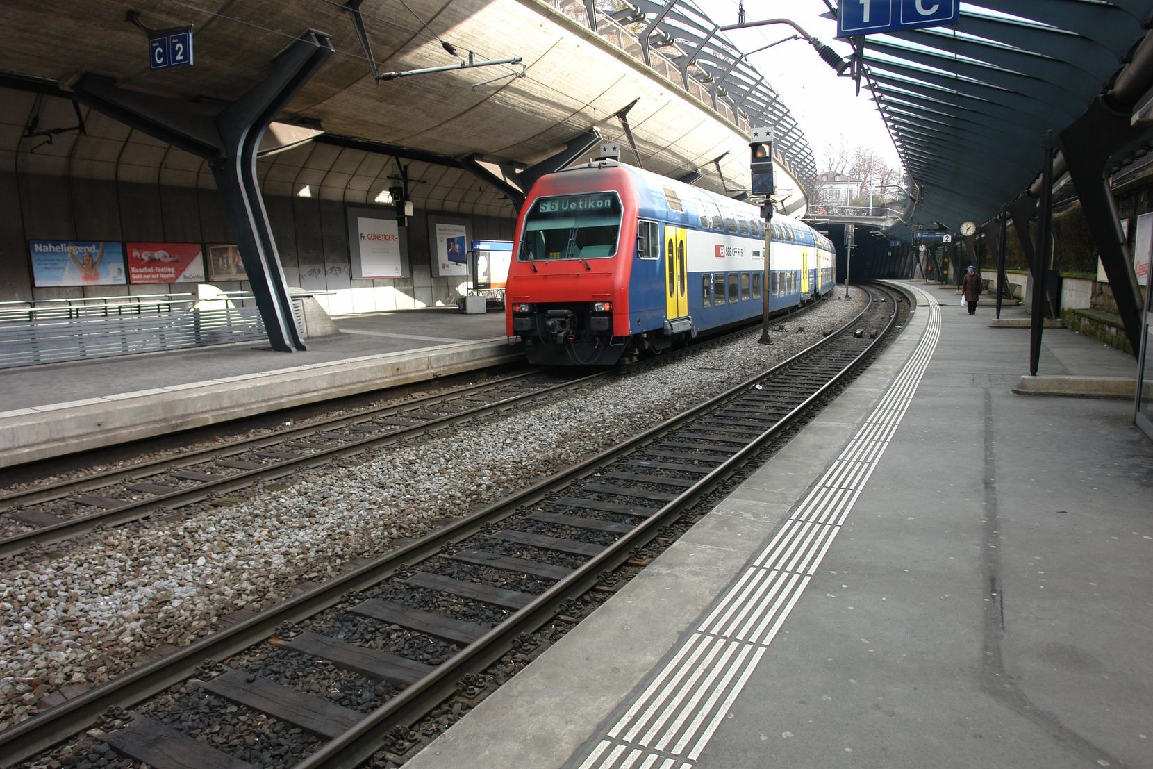 Ein Zug bei der Einfahrt in den Bahnhof Stadelhofen, das Nadeloehr fuer die ganze Region