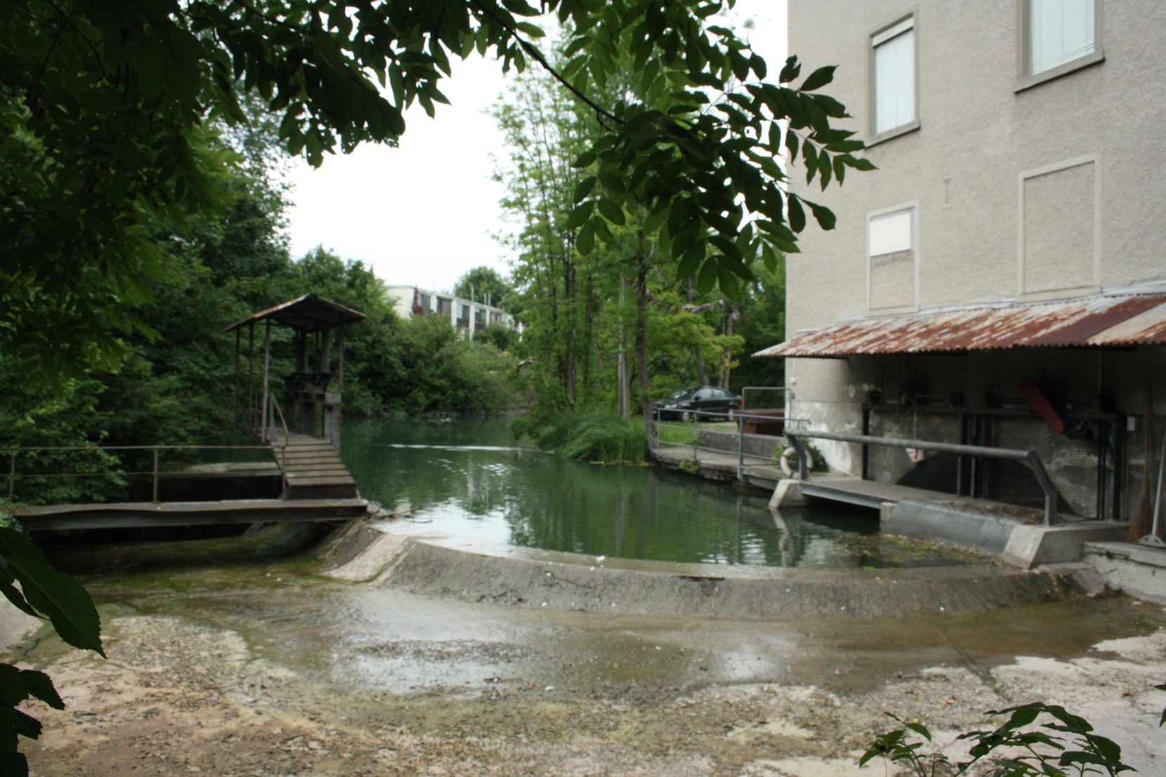 Blick auf das Kleinwasserkraftwerk bei der ehemaligen Spinnerei Schönau in Wetzikon.