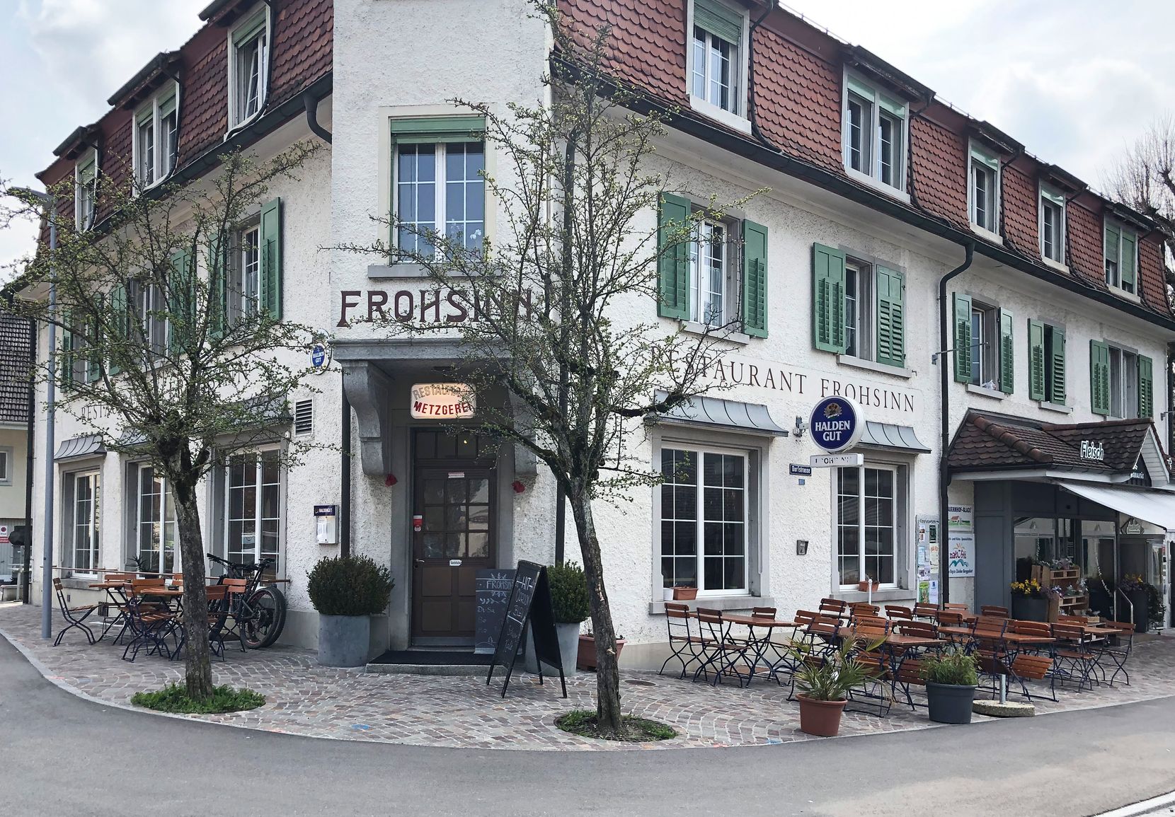 Man sieht das Restaurant Frohsinn in Kollbrunn. 