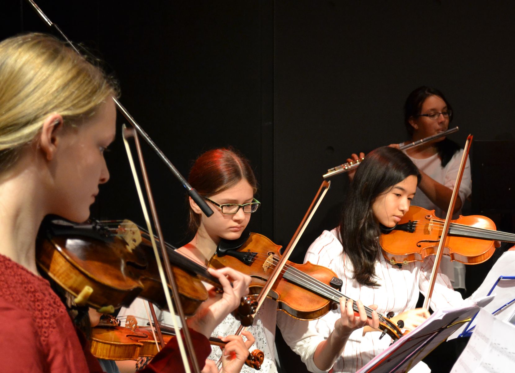 Schülerinnen und Schüler musizieren gemeinsam Geige