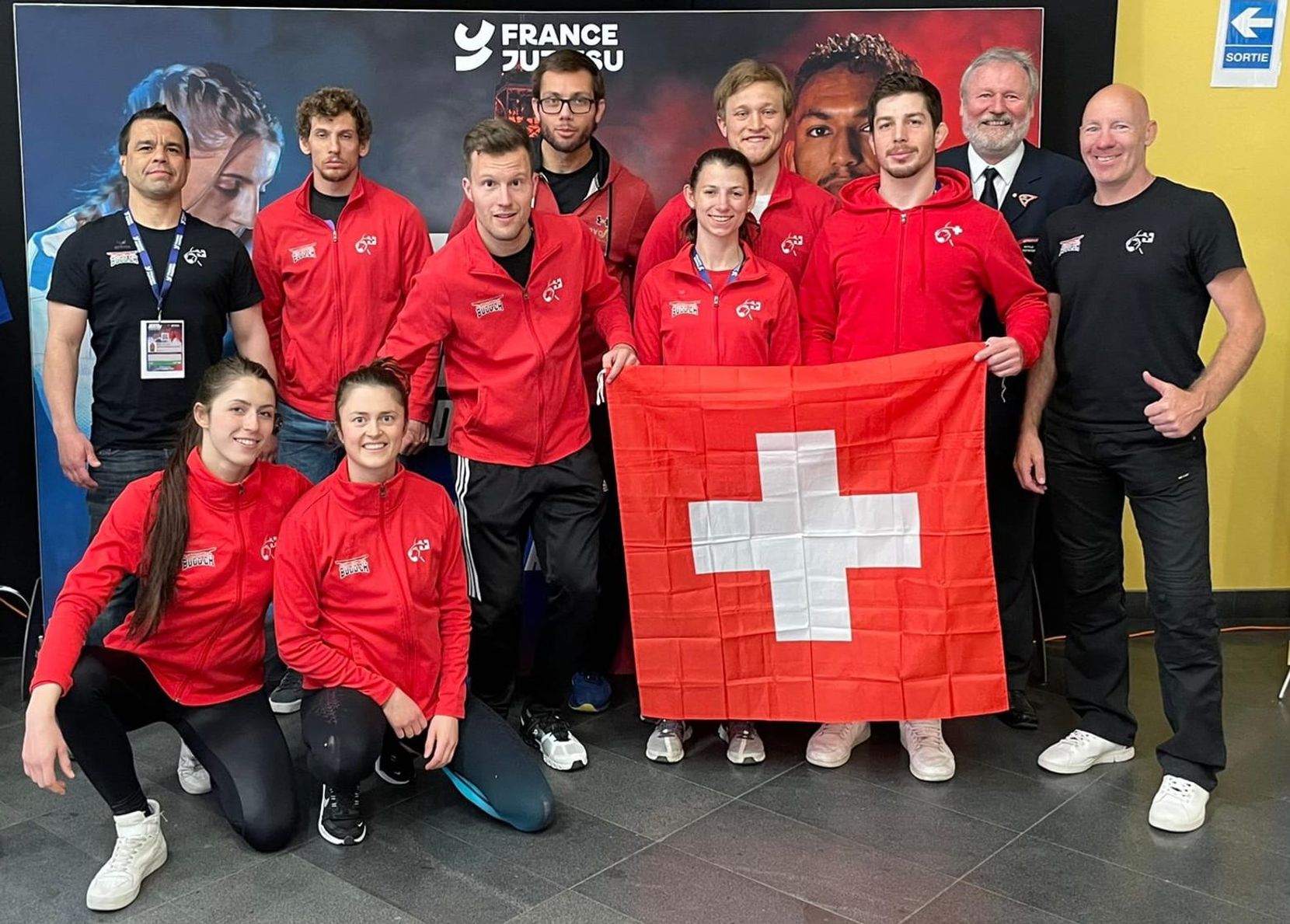 Auf dem Bild ist das Jiu-Jitsu-Nationalteam der Schweiz zu sehen.