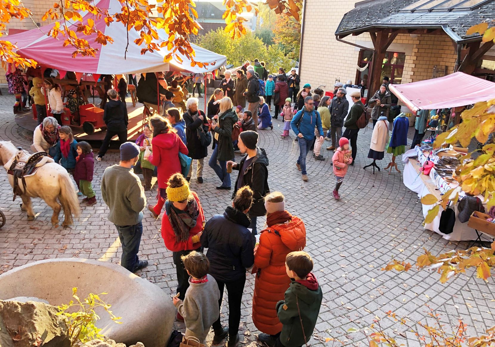 Auf dem Bild ist der Herbstbazar der Rudolf Steiner Schule in Wetzikon zu sehen.