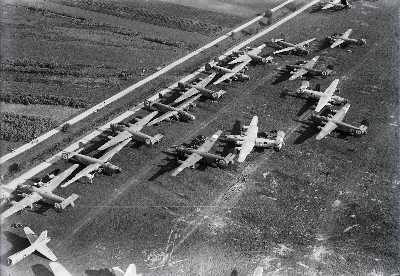 Schwarz-weiss-Aufnahme zahlreicher Militärflugzeuge.