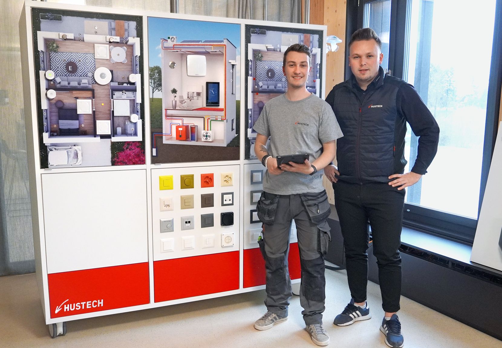 Ausbildungsleiter Yannick Dos Reis (rechts) steht neben dem Lernenden Tim Kuster von der Hustech Installations AG