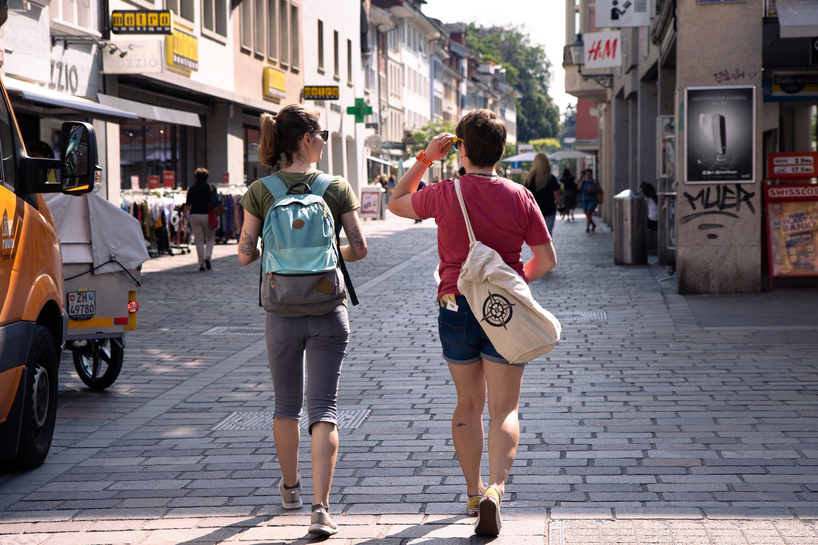 Zwei junge Frauen laufen durch die Altstadt von Winterthur.