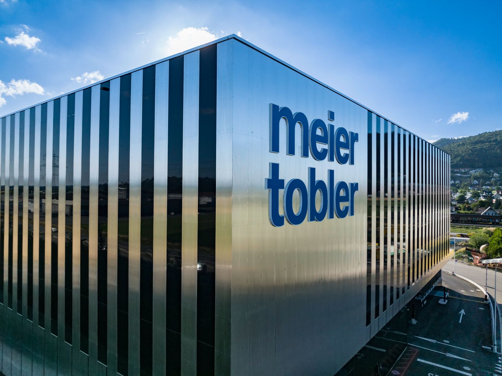 Aussenansicht des neuen Dienstleistungszentrums von Meier Tobler in Oberbuchsiten AG.