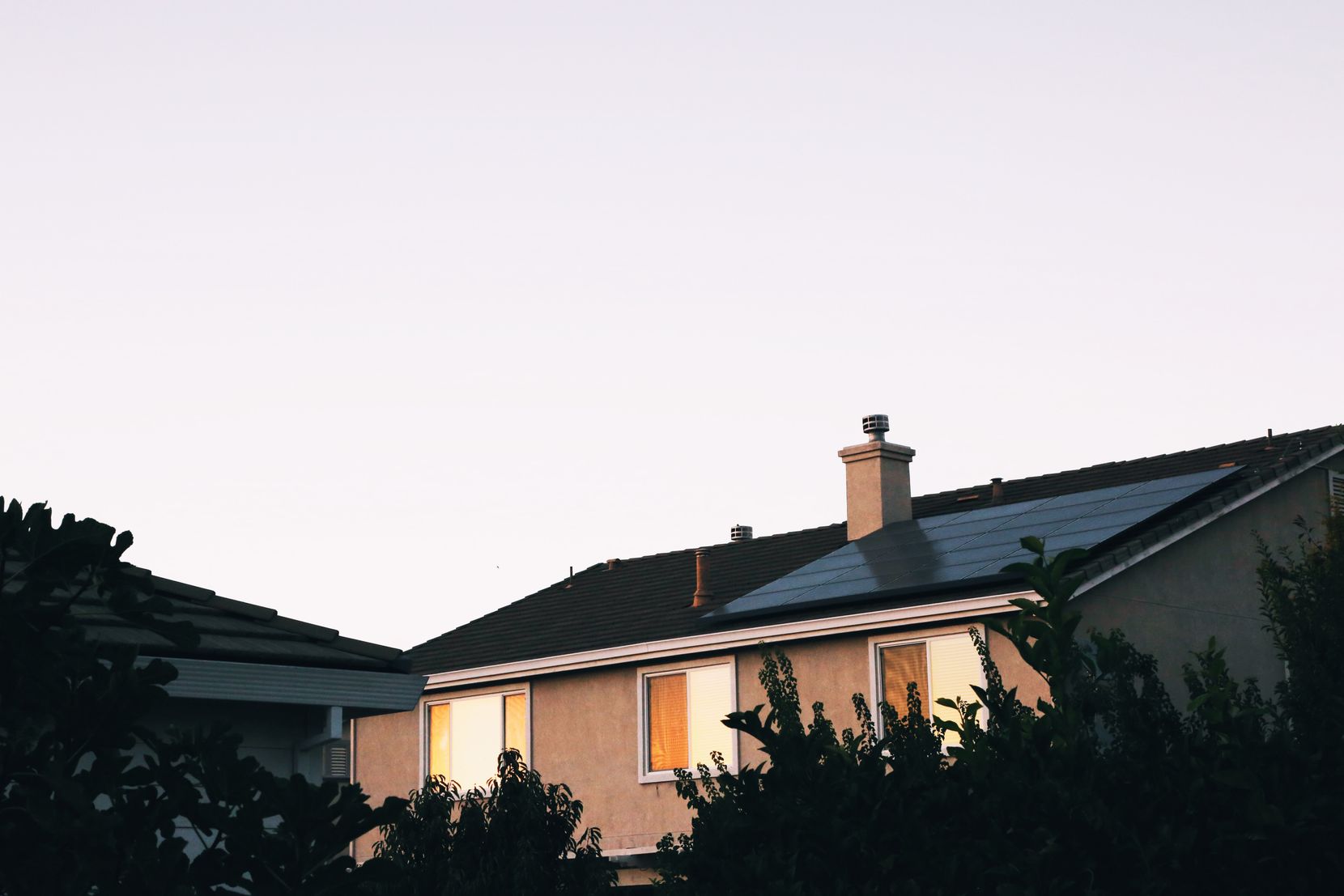 Symbolbild Solaranlage auf einem Hausdach