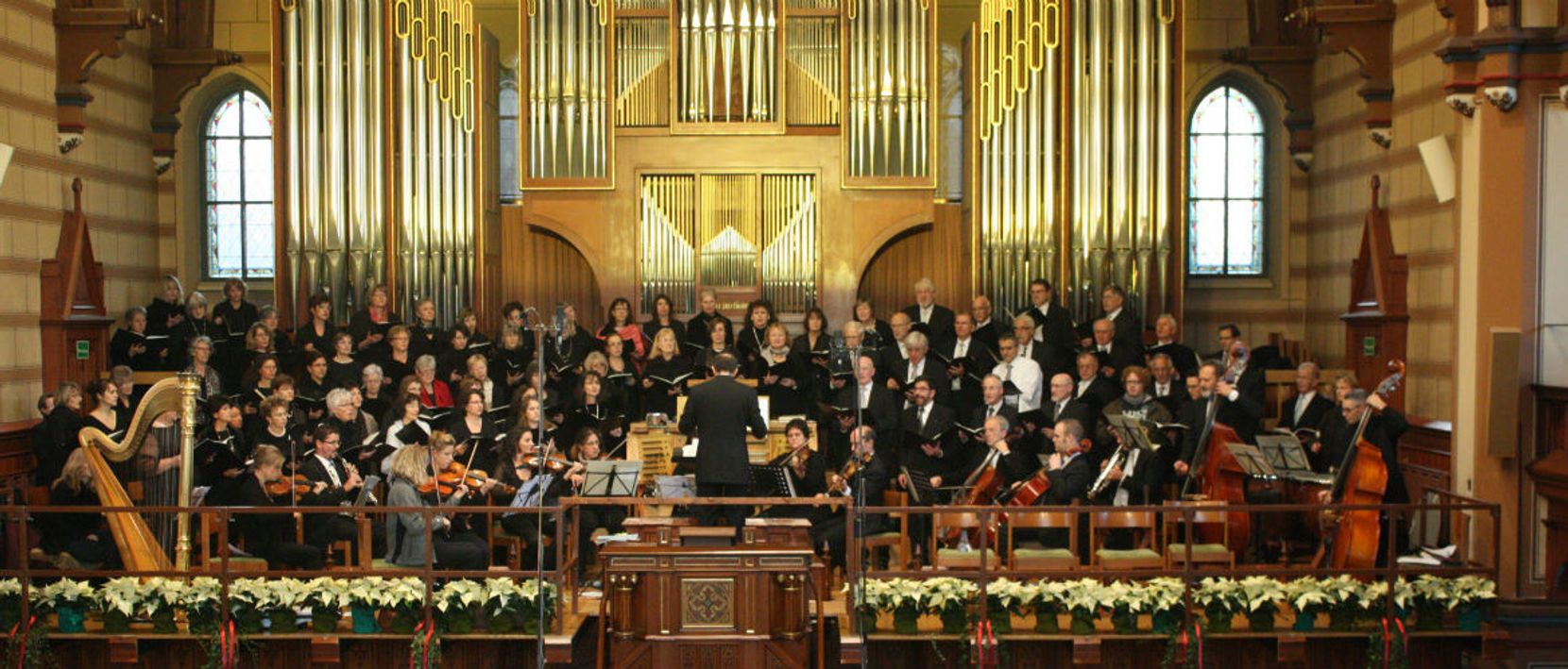 Das Bild zeigt den Singkreis Wetzikon während einem Auftritt in der Kirche.