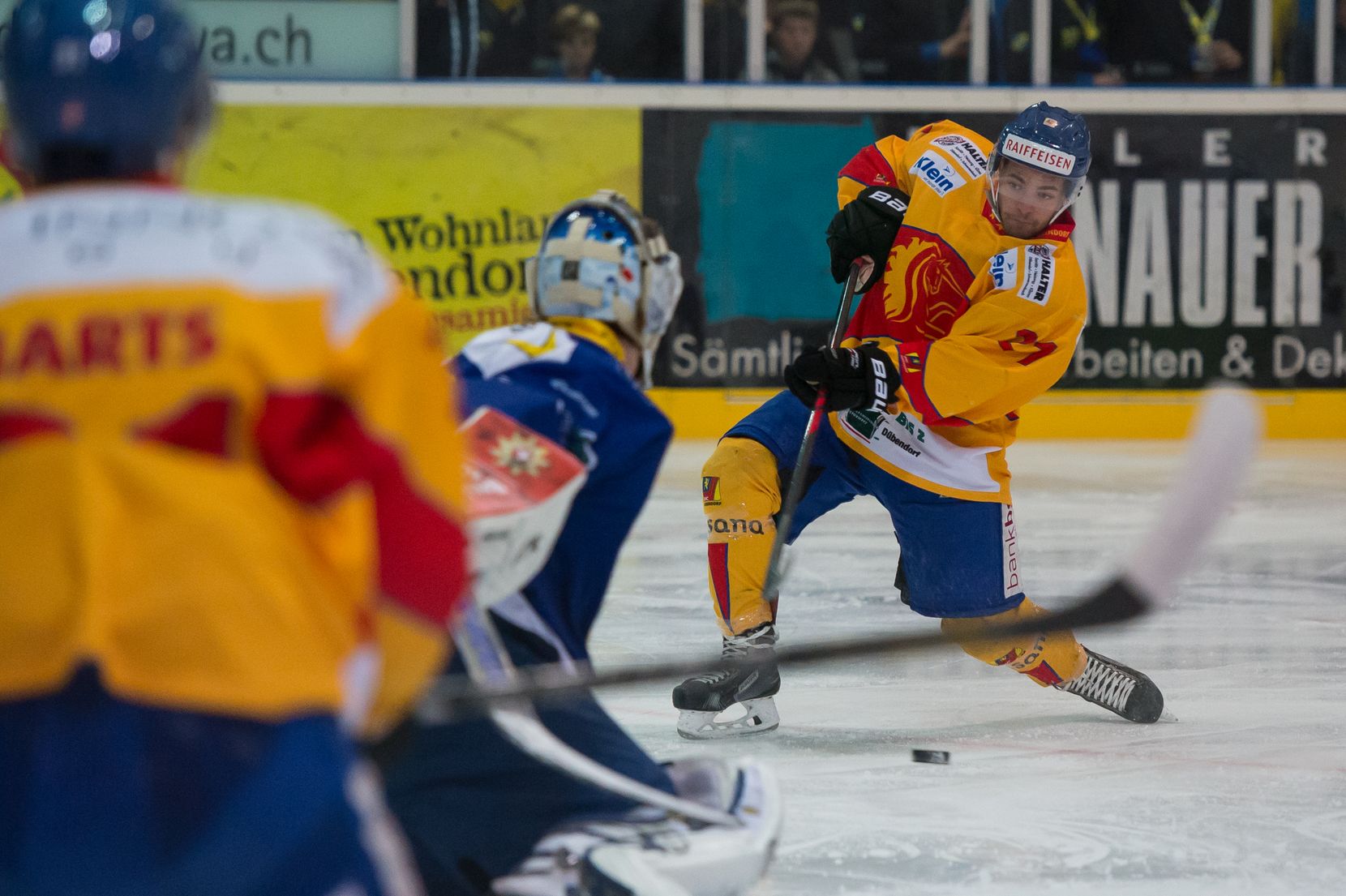 Eishalle im Chreis, Dübendorf mit dem 1:0 Andreas Bührer gegen Goalie Gilles Senn