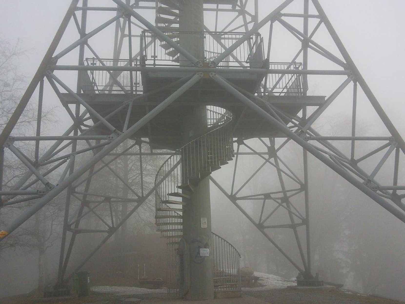 Bachtelturm im Nebel