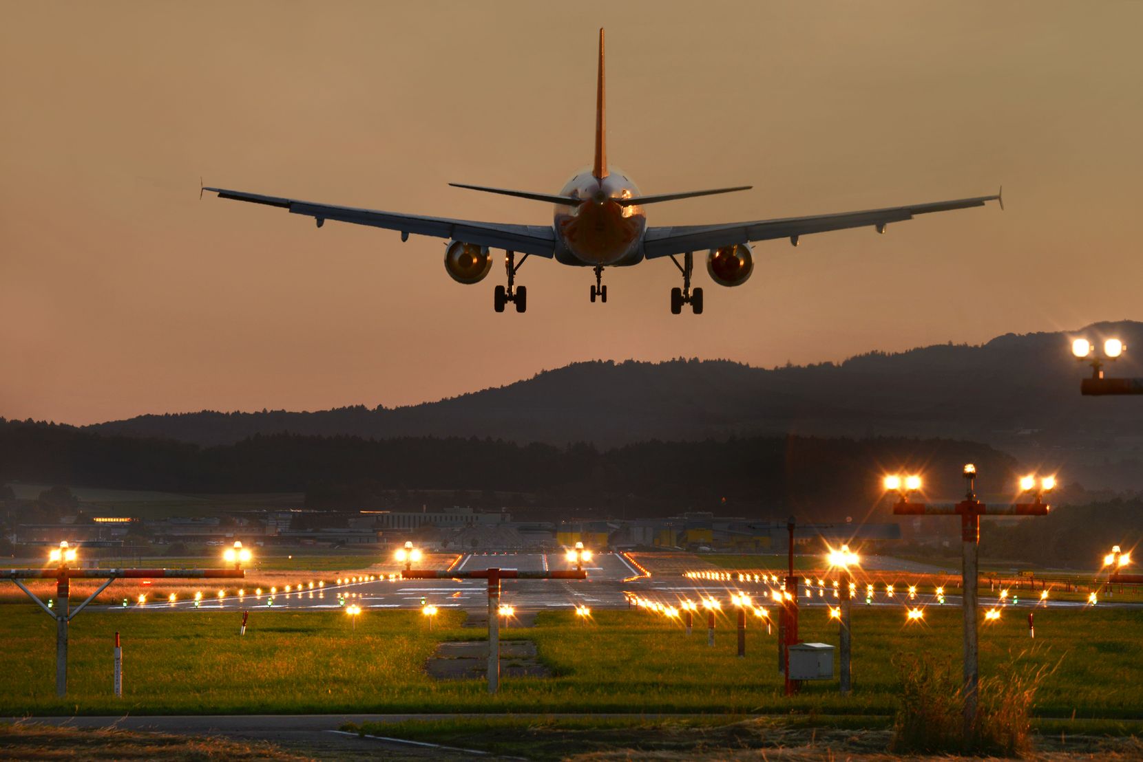 Zweistrahliges Passagierflugzeug im Landeanflug auf Piste 28 am Flughafen Zürich.