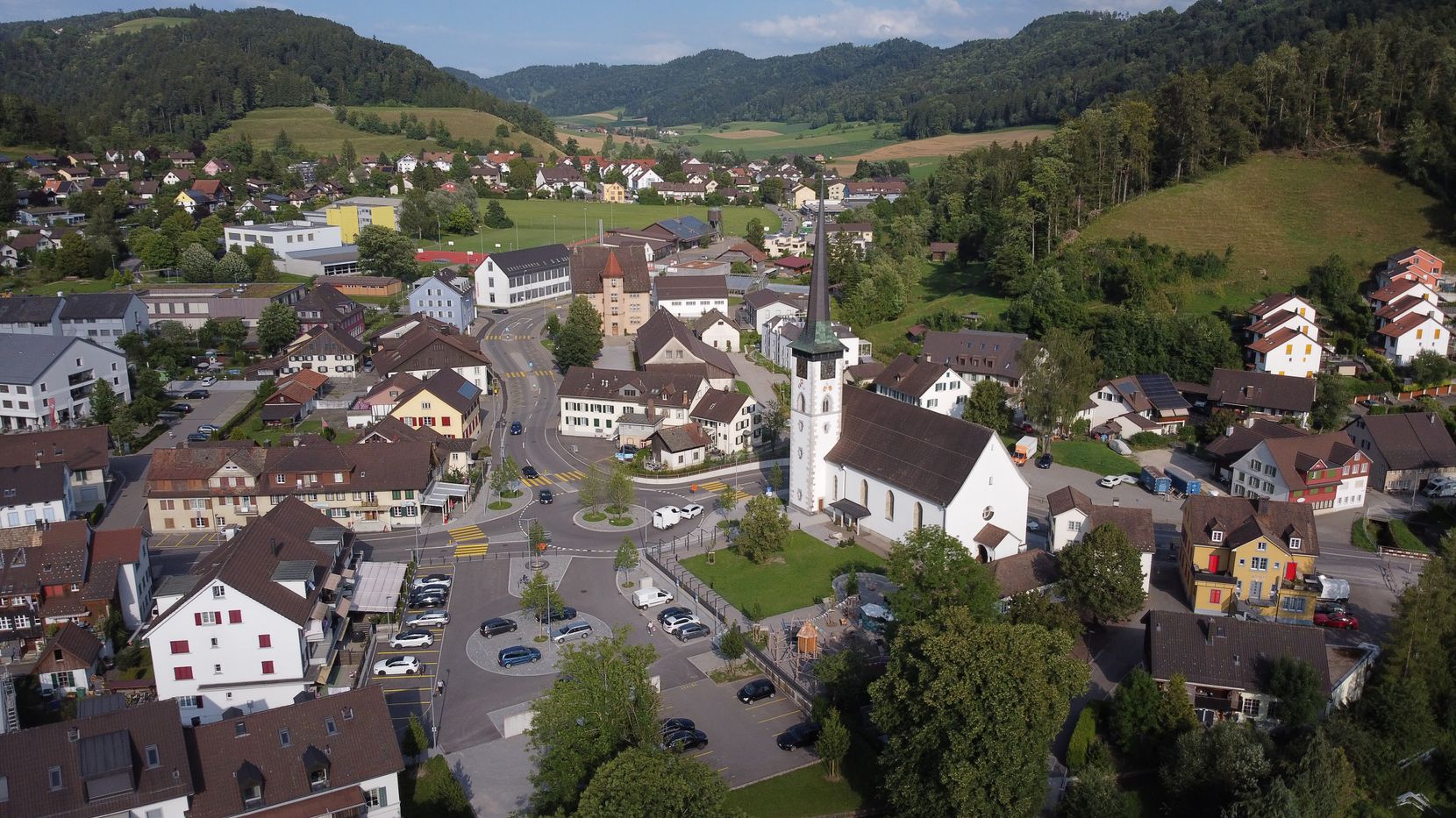 Kirche, Kreisel, Turbenthal von Drohne fotografiert