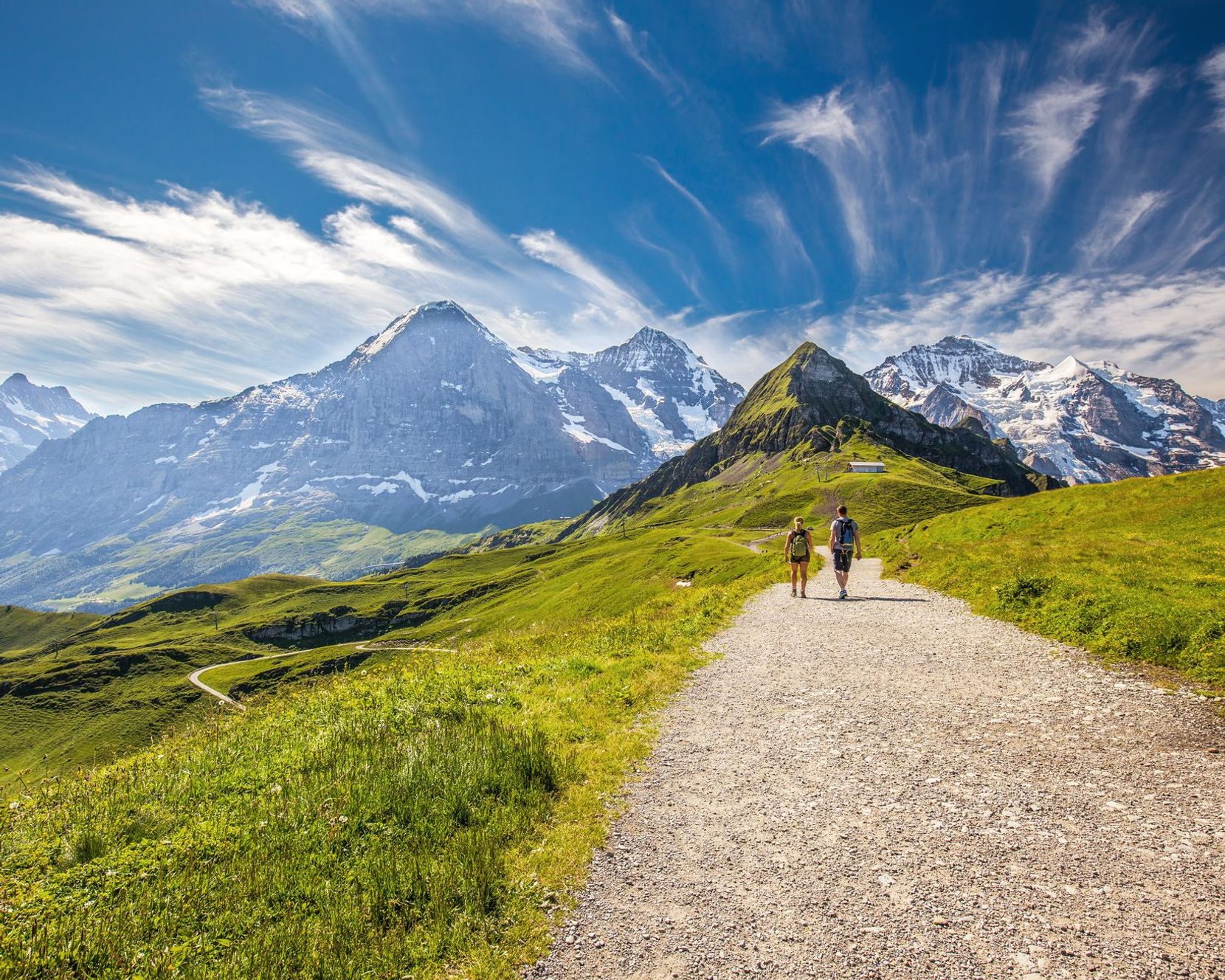 Auf dem Bild ist eine Wanderung durch den Schweizer Grindelwald zu sehen.