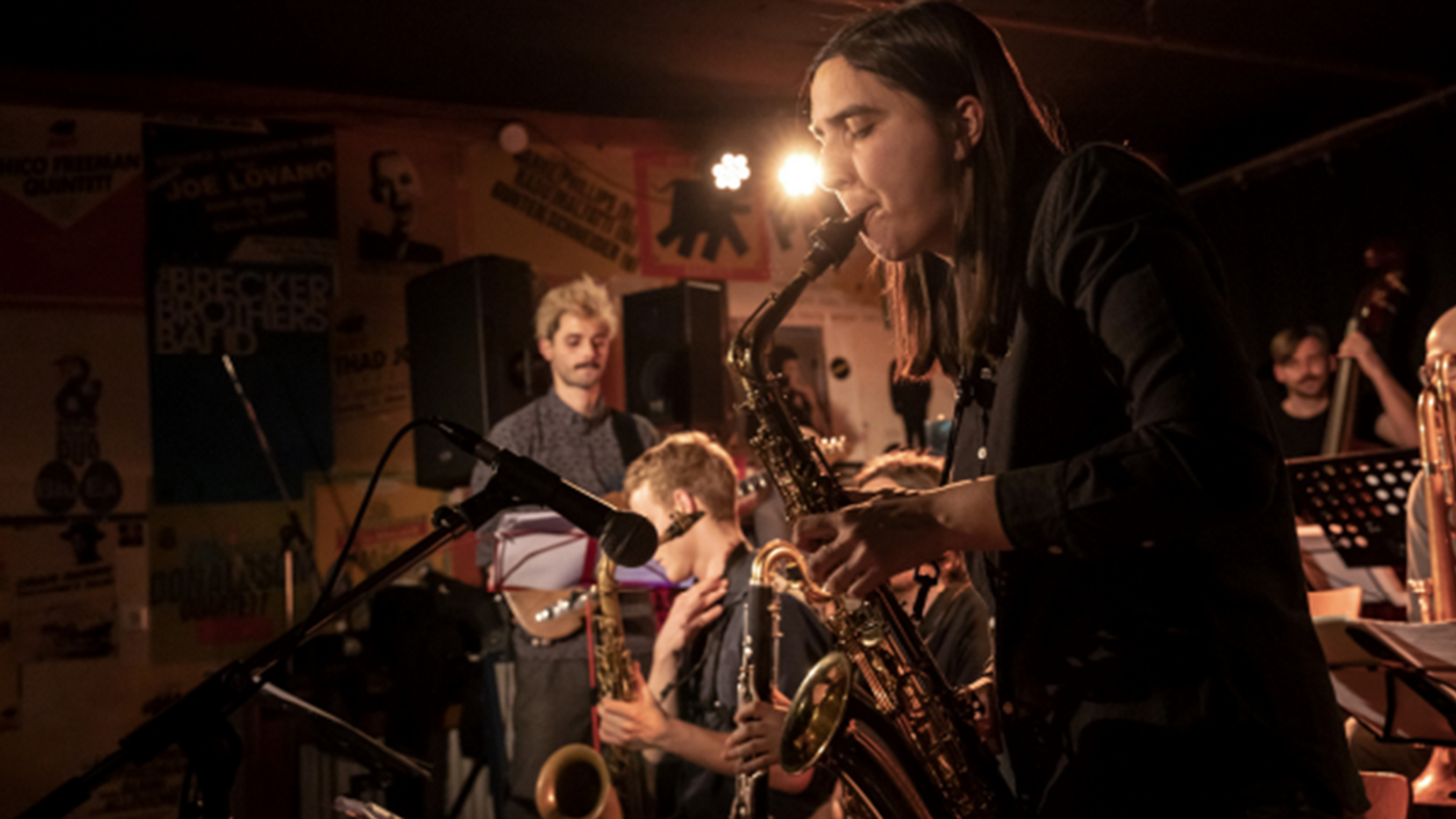  Man sieht die Band Sarah Chaksad Orchestra auf der Bühne.