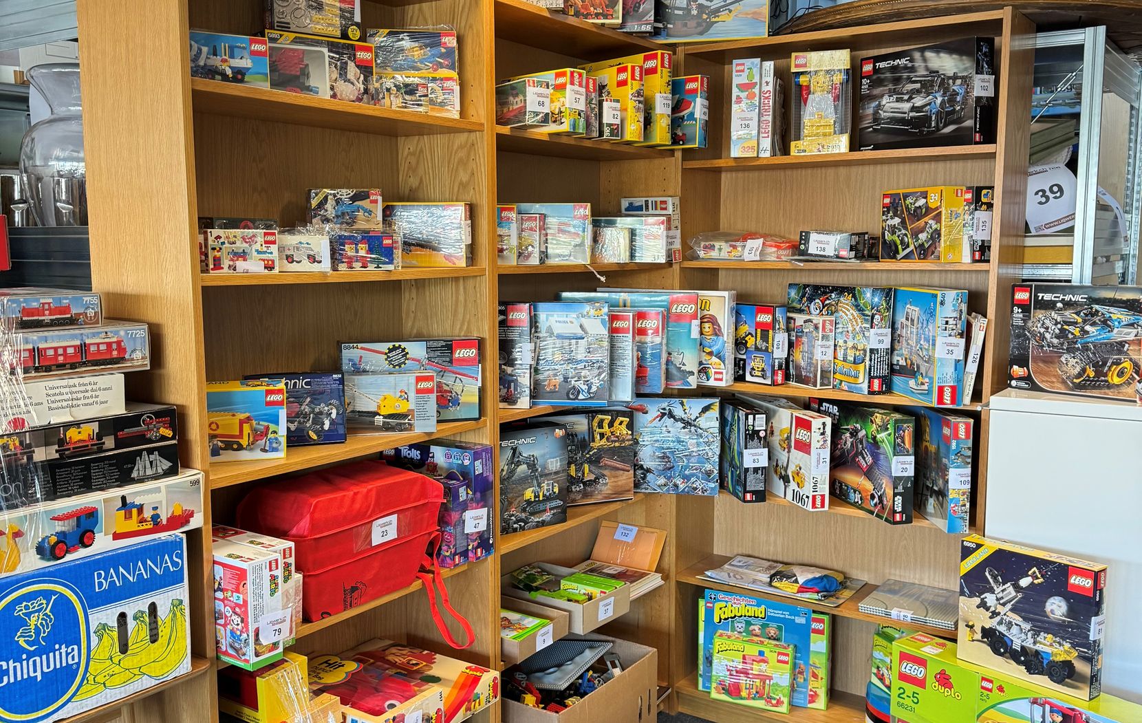 Auf dem Bild sind diverse Lego-Sets in einem Regal zu sehen.