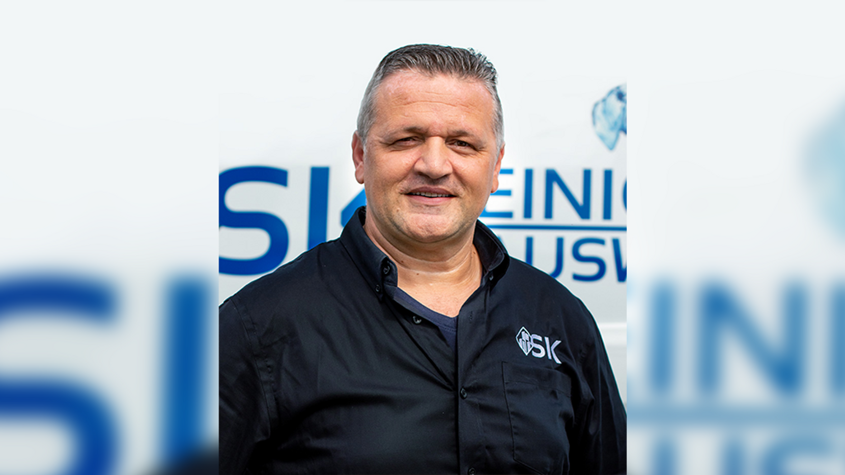 Man sieht Sejad Kurtis, Geschäftsführer und Inhaber der Firma SK Reinigungen Hauswartung.