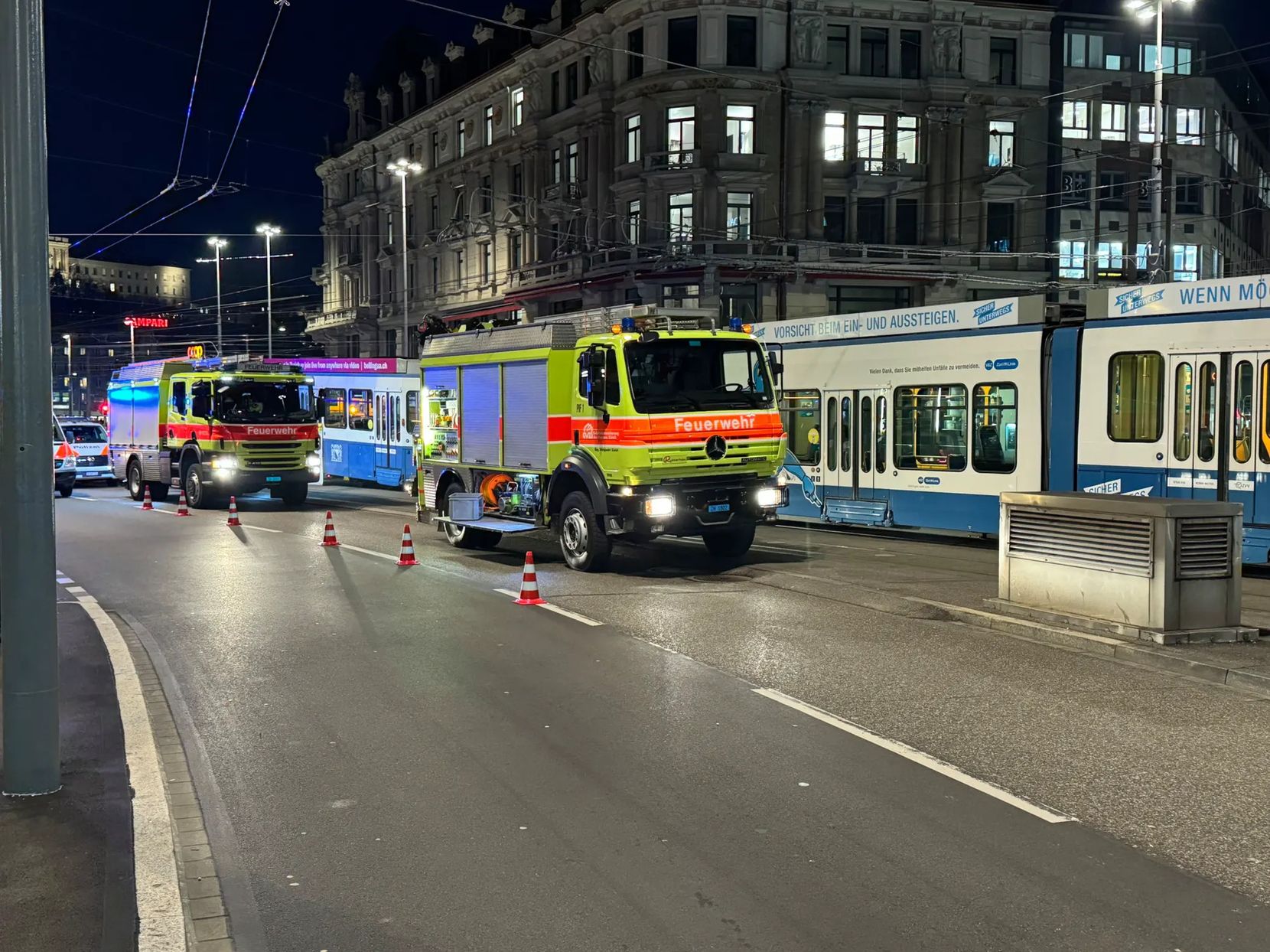Tram und Feuerwehrwagen stehen nebeneinander.