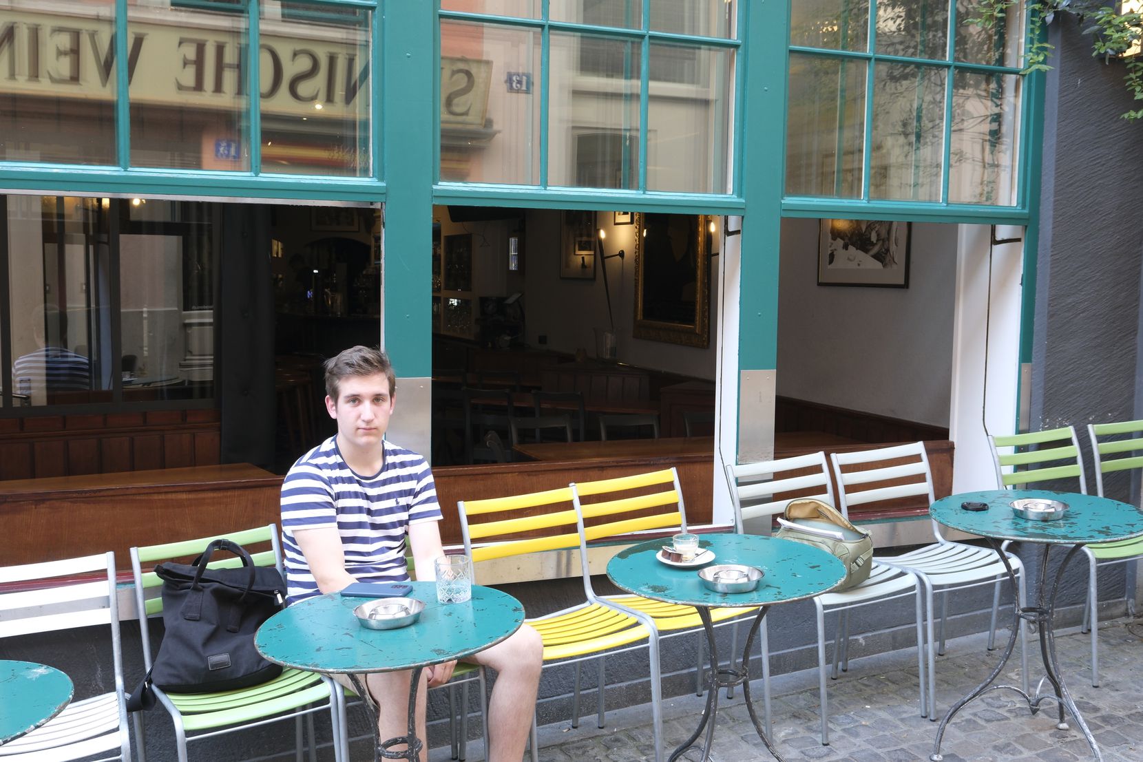 Der Pianist Alessandro Alder vor einem Café im Niederdorf in Zürich.