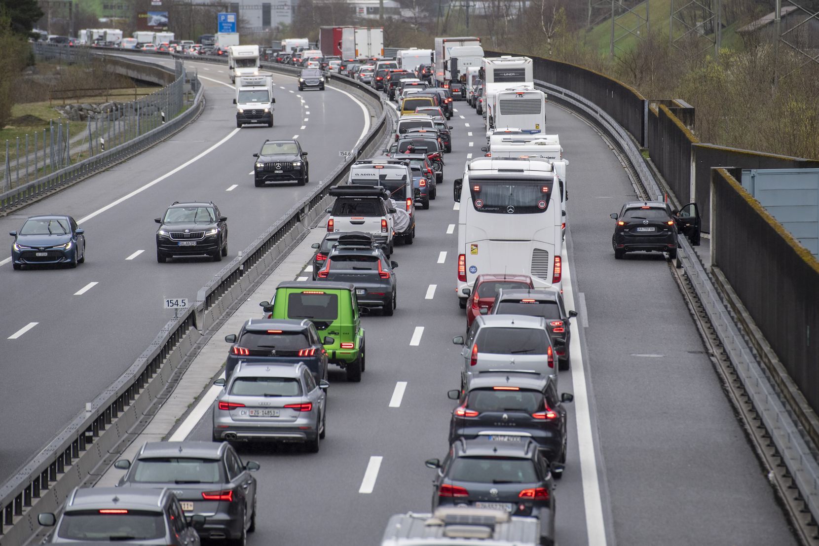 Der Reiseverkehr am Wochenende vor Ostern staut sich vor dem Gotthard Tunnel in Richtung Sueden 