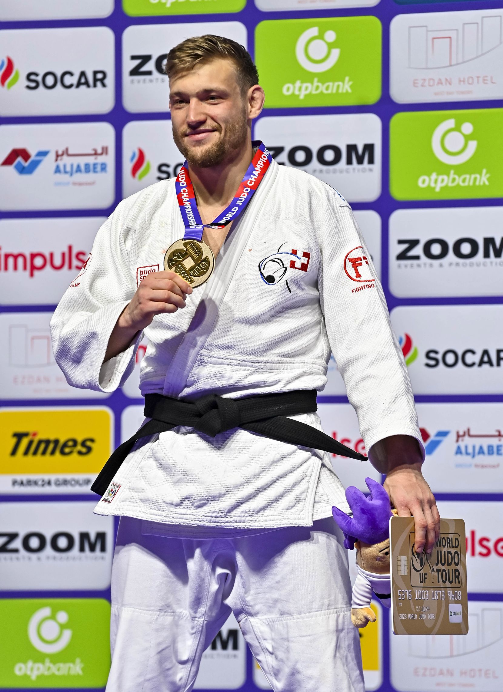 epa10617771 Gold medalist Nils Stump of Switzerland pose during the medal ceremony of the men's -73kg category of the World Judo Championships Doha 2023 in Doha, Qatar, 09 May 2023.  EPA/NOUSHAD THEKKAYIL