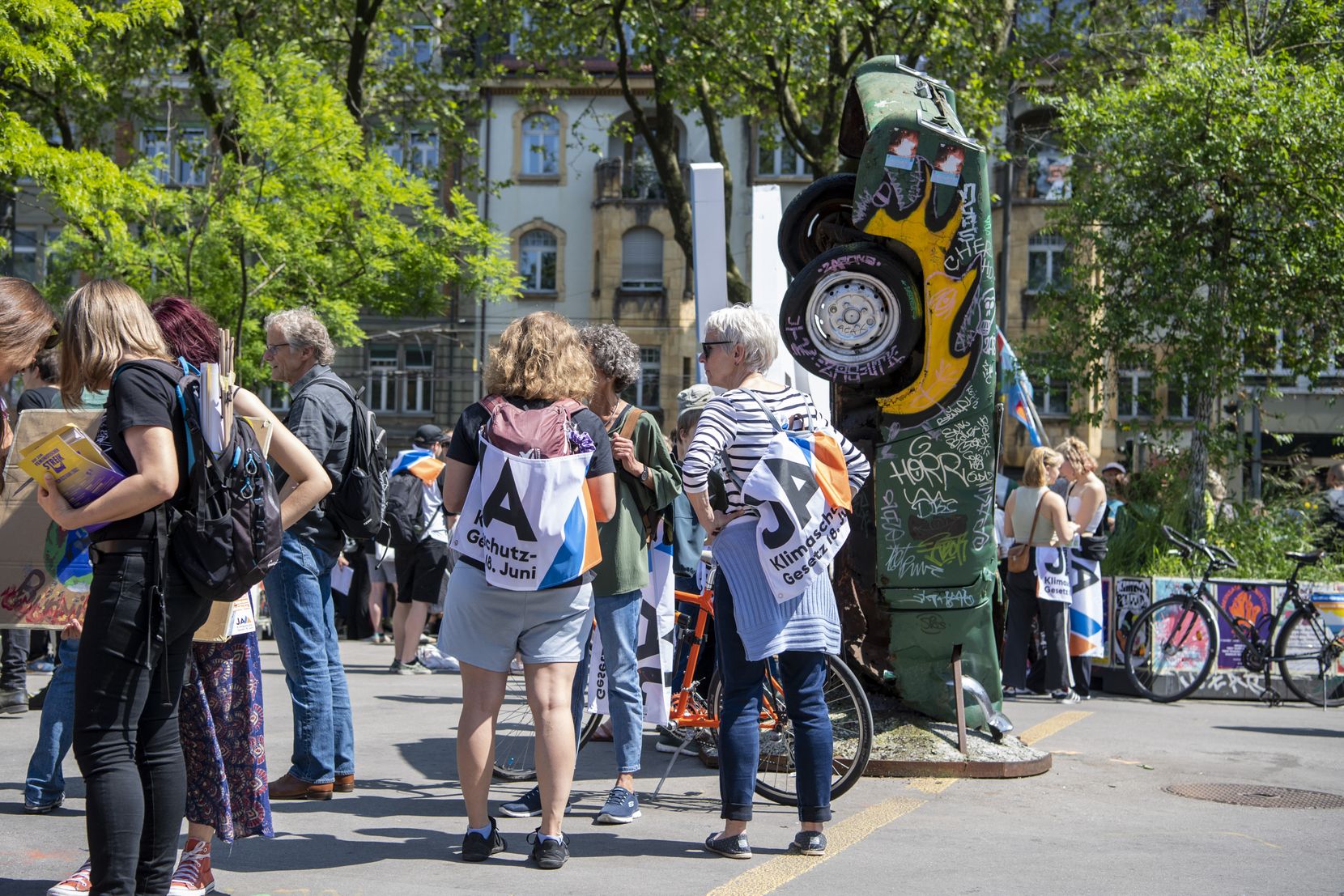 Mehrere hundert Personen Demonstrieren fuer das Klima und die annahme des Klimaschutzgesetzes sowie gegen Fossile Infrastrukturen am Samstag 27. Mai 2023 in der Innenstadt von Bern.