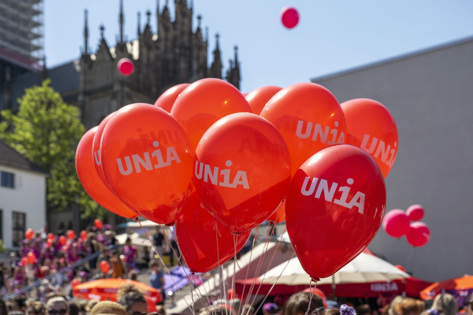 Luftballons mit der Aufschrift Unia.