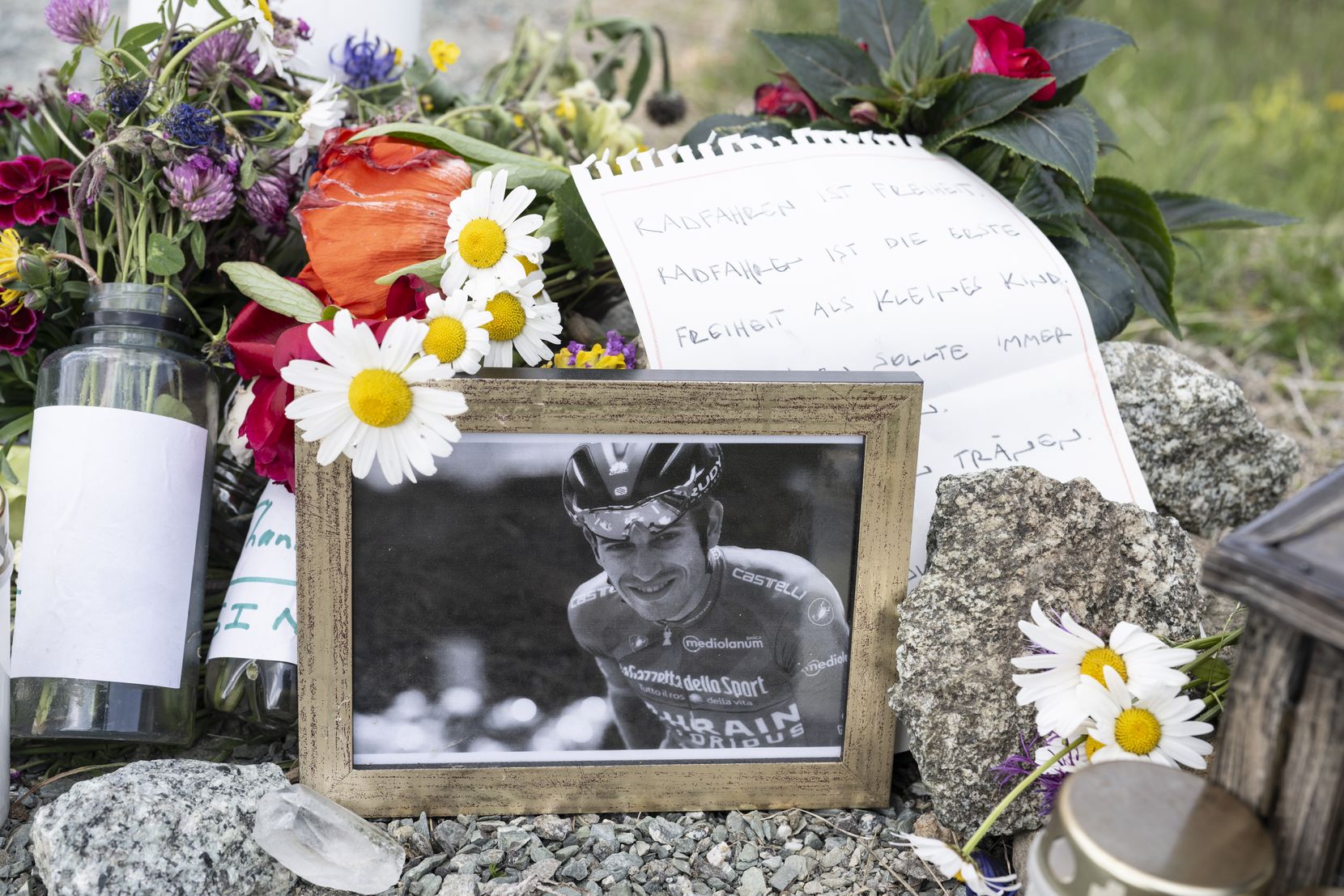 Blumen und ein Foto von Mäder an der Stelle, wo er tödlich verunglückte.