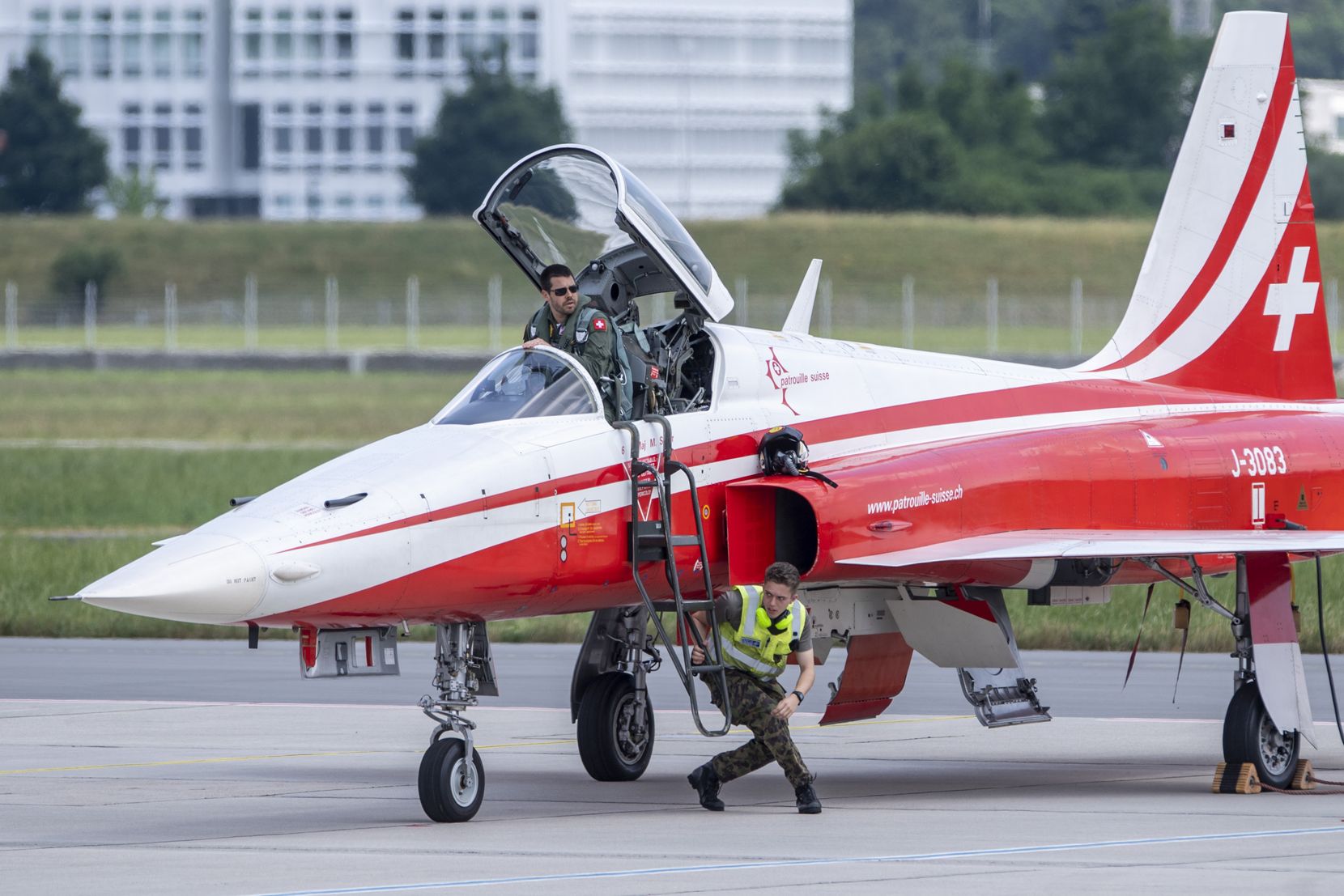 Ein Pilot der Schweizer Kunstflugstaffel Patrouille Suisse beim Einsteigen in das Flugzeug auf dem Militärflugplatz Emmen.