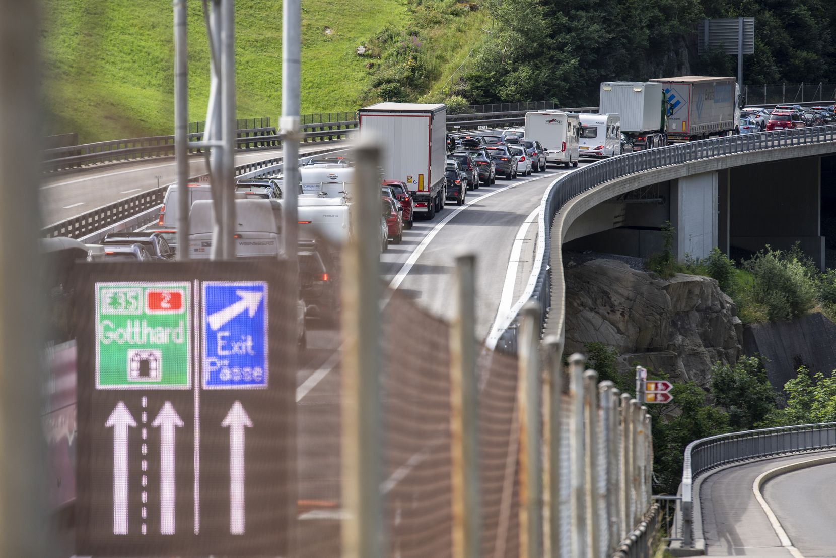 Der Ferienreiseverkehr staut sich vor dem Gotthard-Tunnel in Richtung Sueden bei Wassen im Kanton Uri auf mehreren Kilometern, am Samstag, 8. Juli 2023 in Wassen. (KEYSTONE/Urs Flueeler)